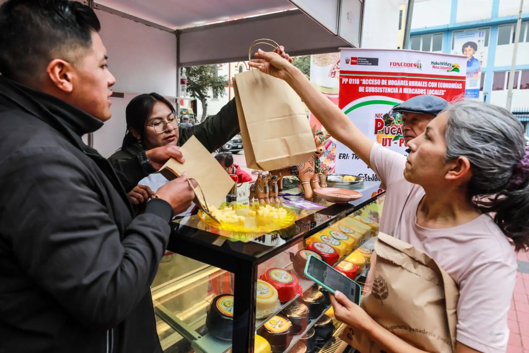 Ministra de Desarrollo e Inclusión Social, Leslie Urteaga Peña, destacó los esfuerzos y dedicación de 94 productores participantes en la III Expo Feria Nacional de Emprendimientos – Foncodes 2025, realizada en la plaza Túpac Amaru del distrito de Magdalena, que concluyó hoy con éxitos en ventas.
Foto: Midis