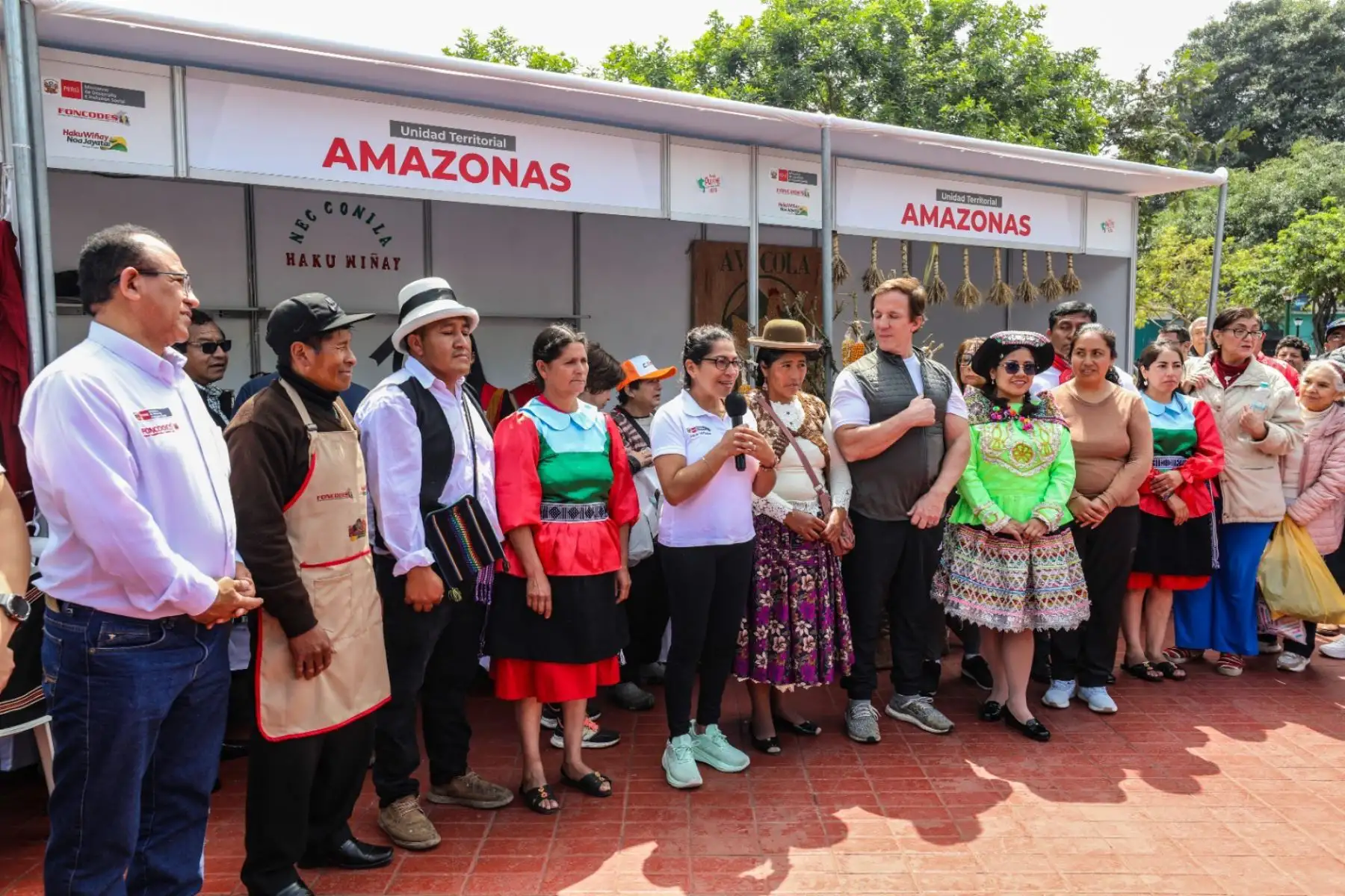 Ministra de Desarrollo e Inclusión Social, Leslie Urteaga Peña, destacó los esfuerzos y dedicación de 94 productores participantes en la III Expo Feria Nacional de Emprendimientos – Foncodes 2025, realizada en la plaza Túpac Amaru del distrito de Magdalena, que concluyó hoy con éxitos en ventas.
Foto: Midis