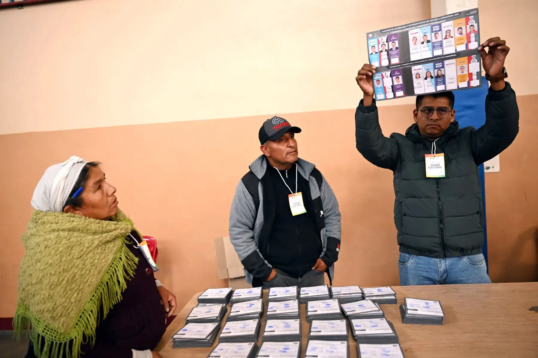 El personal electoral cuenta los votos después del cierre de un centro de votación durante las elecciones presidenciales en La Paz. Los bolivianos llegaron a las urnas el domingo para unas elecciones marcadas por una profunda crisis económica que ha visto a la izquierda implosionar y a la derecha buscar su primera oportunidad de tomar el poder en 20 años.
Foto: AFP