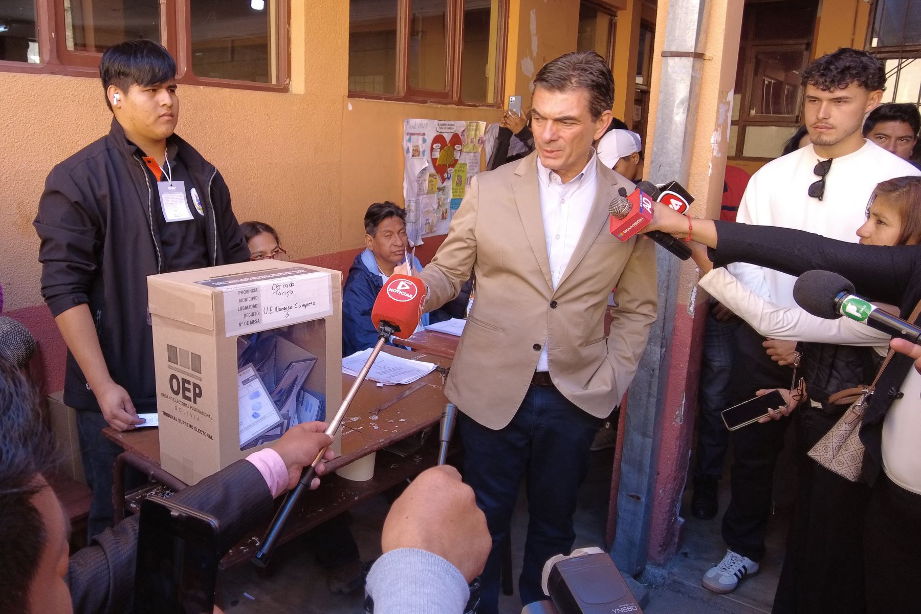 El candidato presidencial de Bolivia por el Partido Demócrata Cristiano (PDC), Rodrigo Paz, vota en un colegio electoral durante las elecciones presidenciales en Tarija, departamento de Tarija, Bolivia.
Foto: AFP