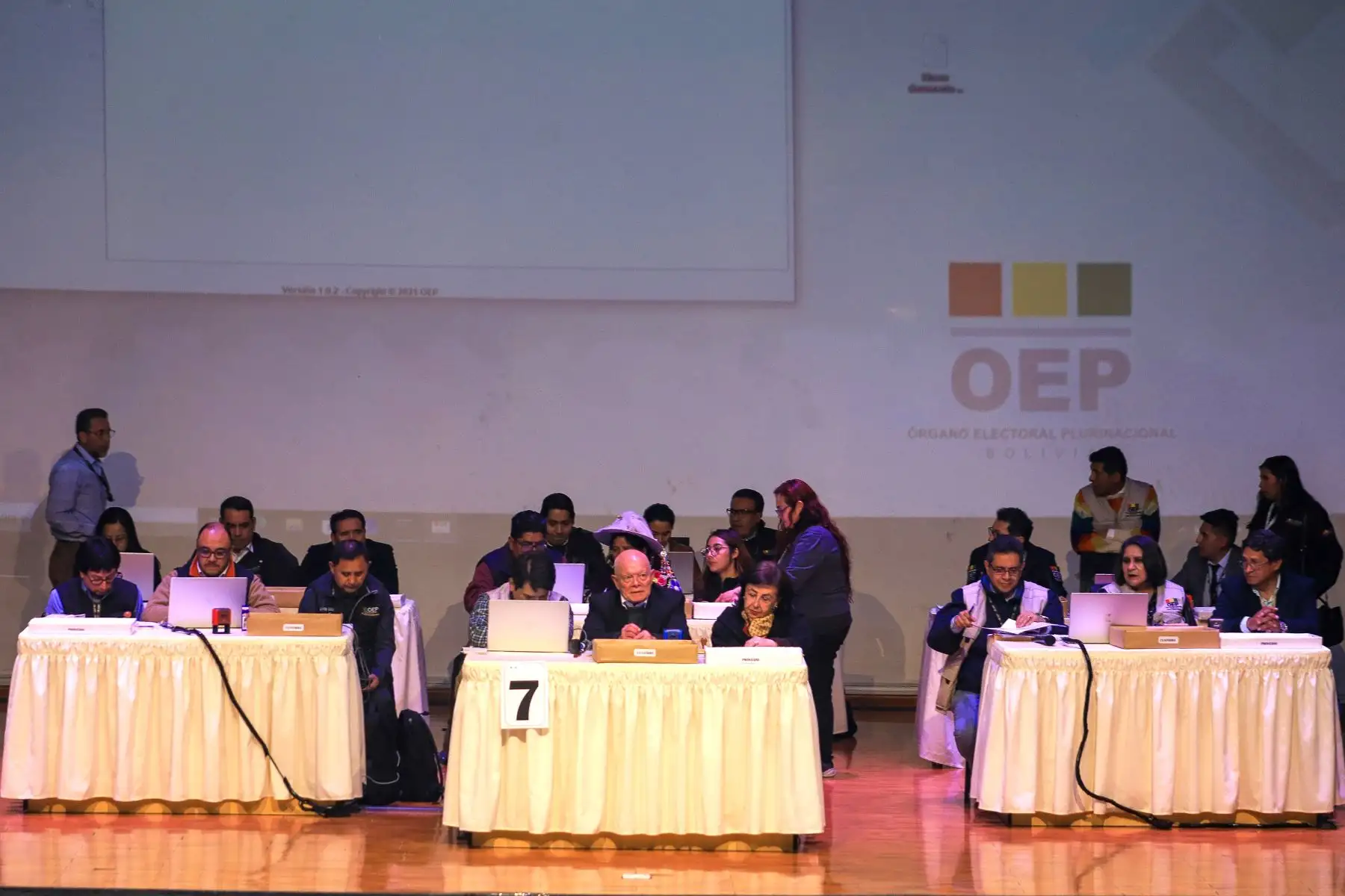El presidente del Tribunal Supremo Electoral , Óscar Hassenteufel, supervisa el conteo de votos durante las elecciones generales este domingo, en La Paz (Bolivia). 
Foto: AFP