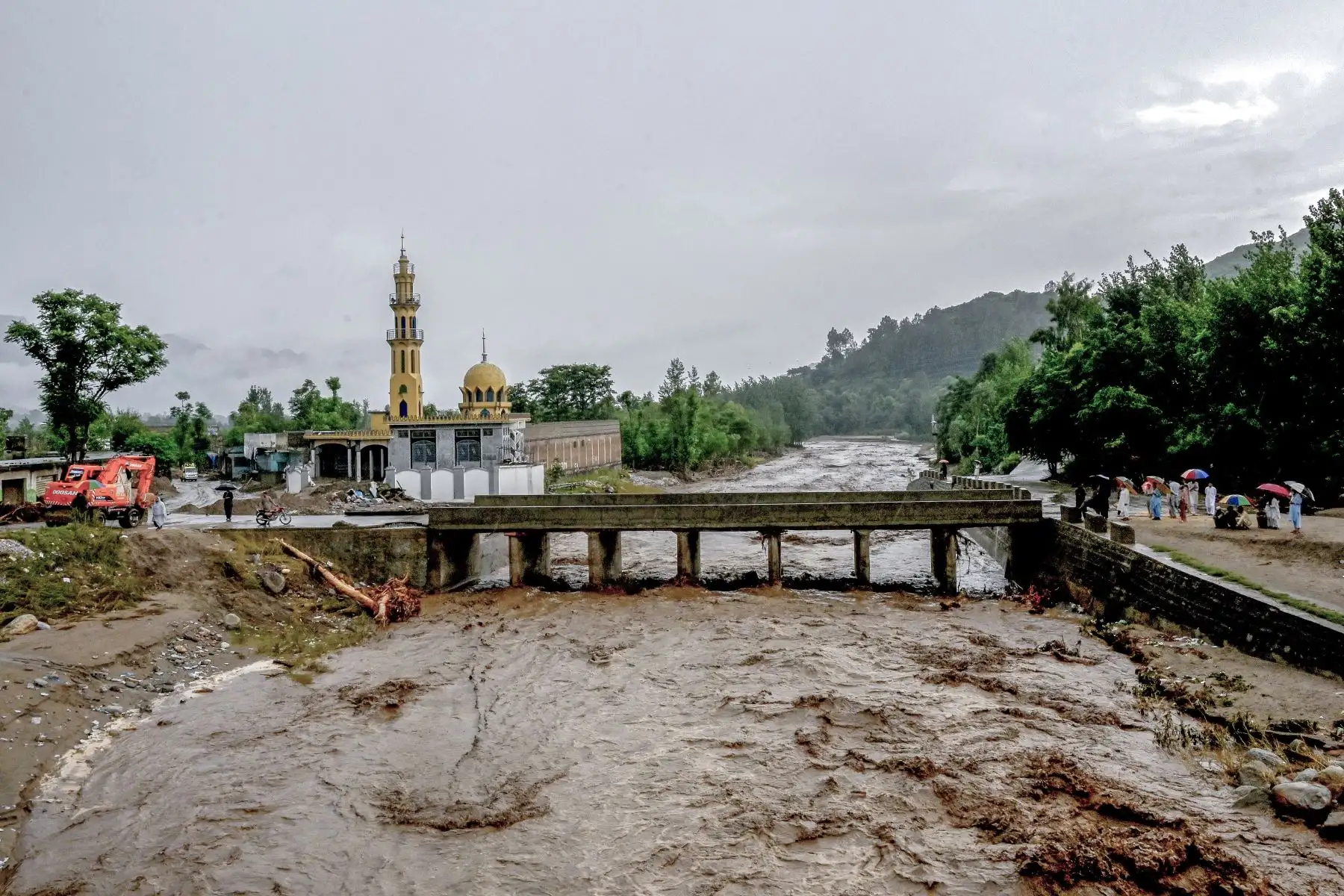 Aldeanos cerca de un puente mientras el nivel de las aguas sube en el distrito de Buner, provincia de Khyber Pakhtunkhwa, Pakistán.
Foto: AFP