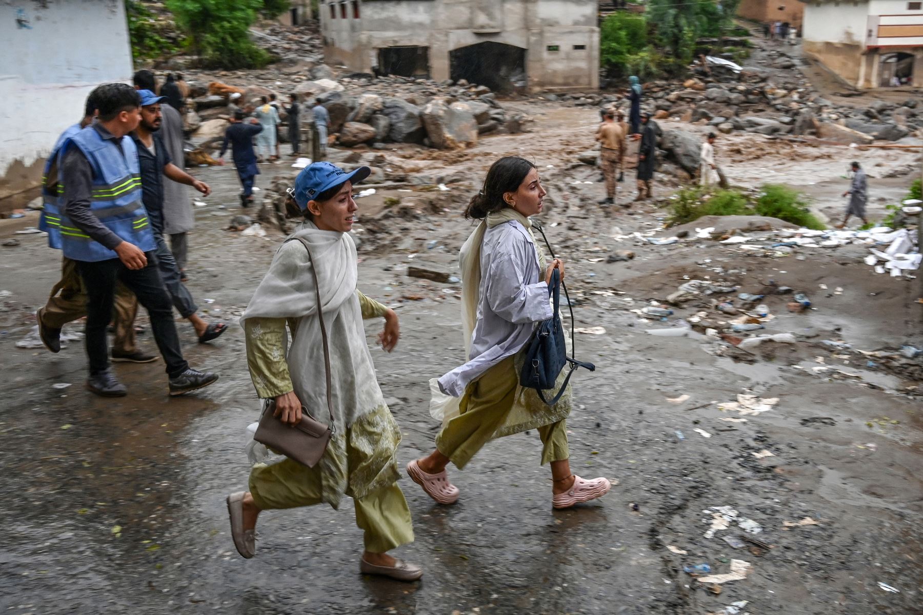 Voluntarios evacuan la zona tras una crecida en el distrito de Buner, provincia de Khyber Pakhtunkhwa, Pakistán.
Foto: AFP