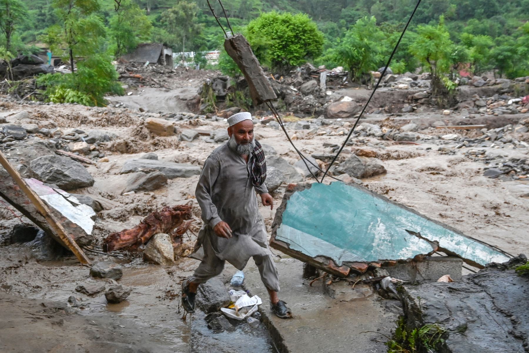 Un residente evacua la zona tras una crecida en el distrito de Buner, provincia de Khyber Pakhtunkhwa, Pakistán.
Foto: AFP