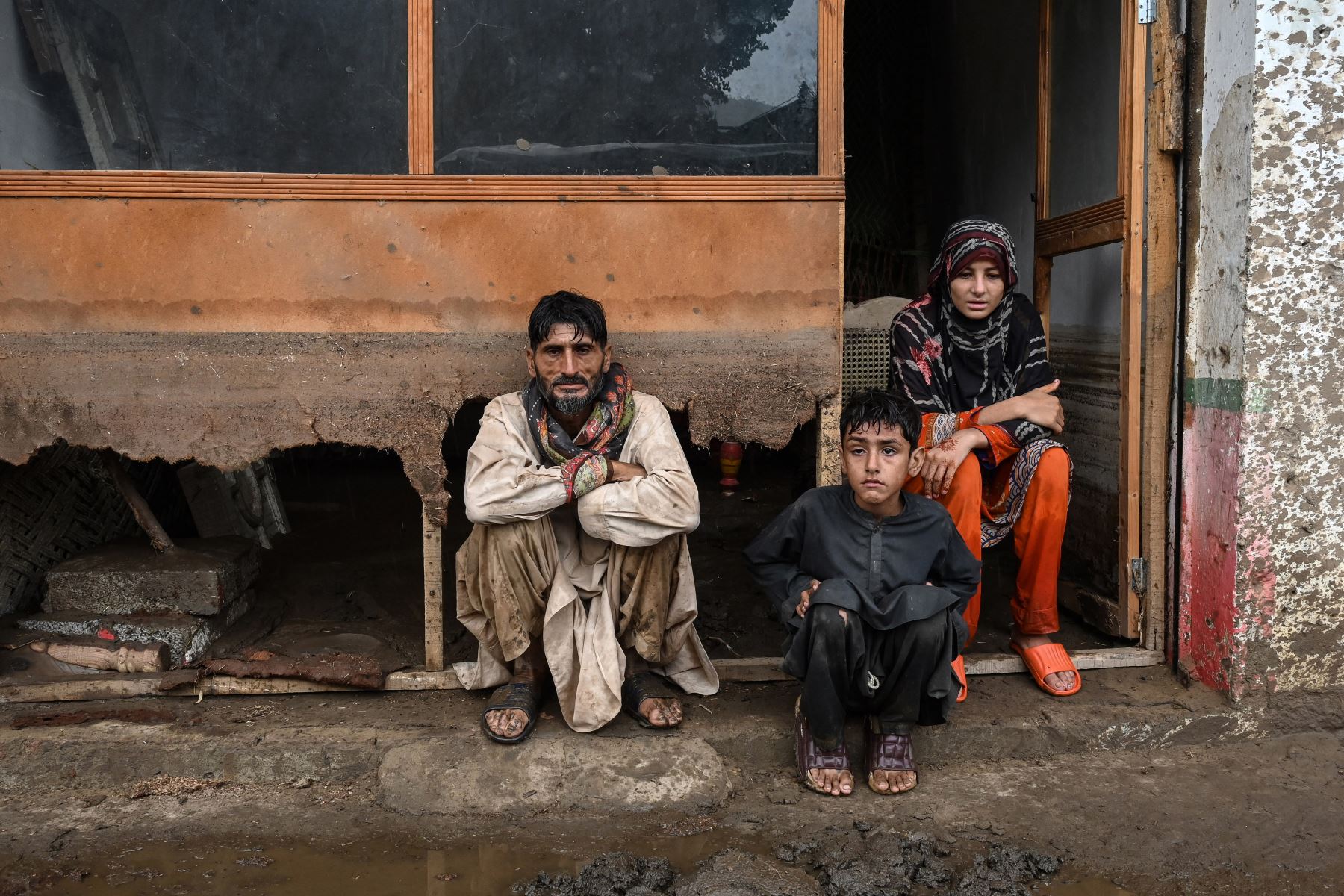 Miembros de una familia se sientan frente a su tienda dañada en el lugar de una inundación repentina en el distrito de Buner, provincia de Khyber Pakhtunkhwa, Pakistán.
Foto: AFP
