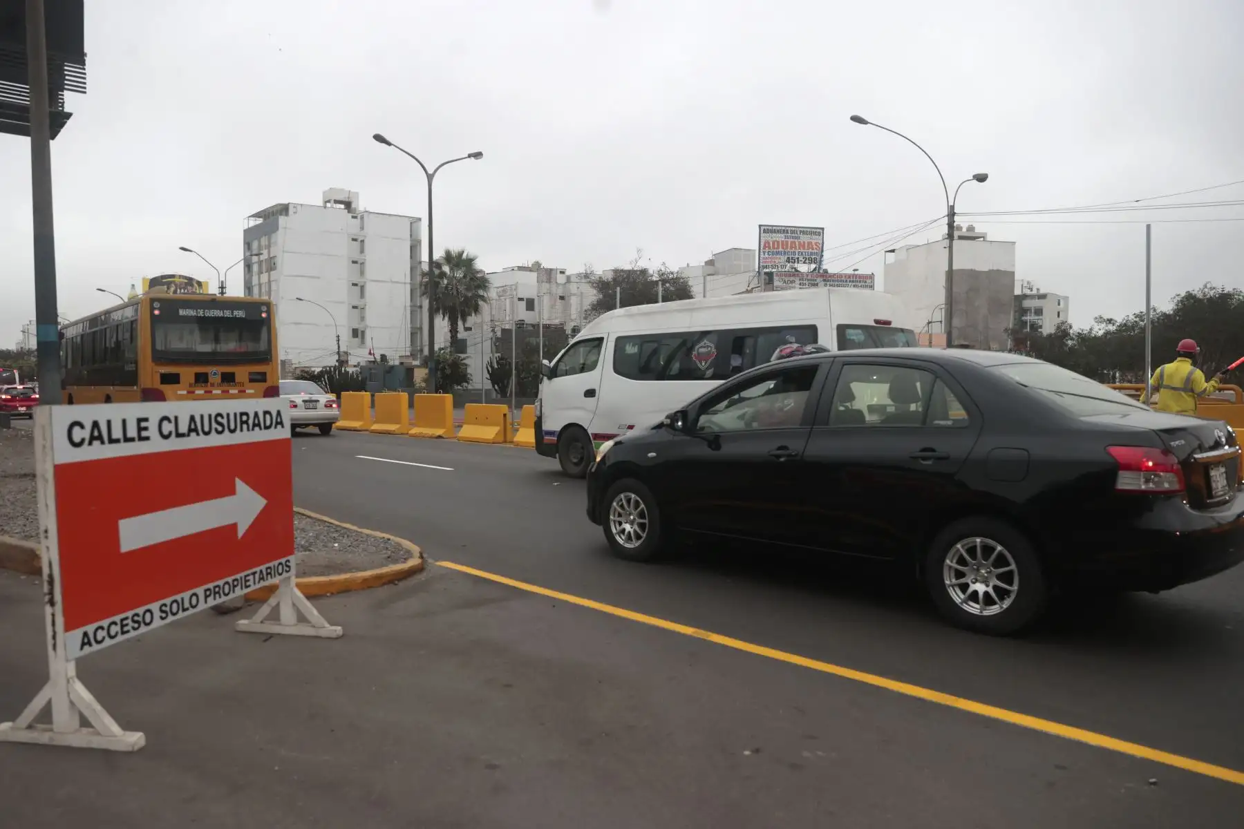 Se puso en marcha el plan de desvío vehicular aprobado por la Municipalidad Provincial del Callao, con motivo del inicio de obras de la estación Carmen de la Legua, correspondiente al ramal de la Línea 4 del Metro de Lima y Callao. Las obras se ejecutarán en la Av. Faucett, entre el Jr. Hipólito Unanue y la Calle Luna Pizarro. Foto: ANDINA/Vidal Tarqui