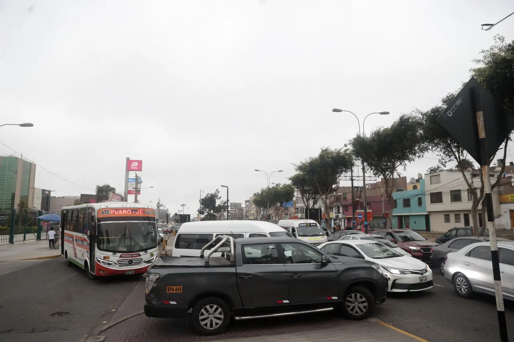 Se puso en marcha el plan de desvío vehicular aprobado por la Municipalidad Provincial del Callao, con motivo del inicio de obras de la estación Carmen de la Legua, correspondiente al ramal de la Línea 4 del Metro de Lima y Callao. Las obras se ejecutarán en la Av. Faucett, entre el Jr. Hipólito Unanue y la Calle Luna Pizarro. Foto: ANDINA/Vidal Tarqui