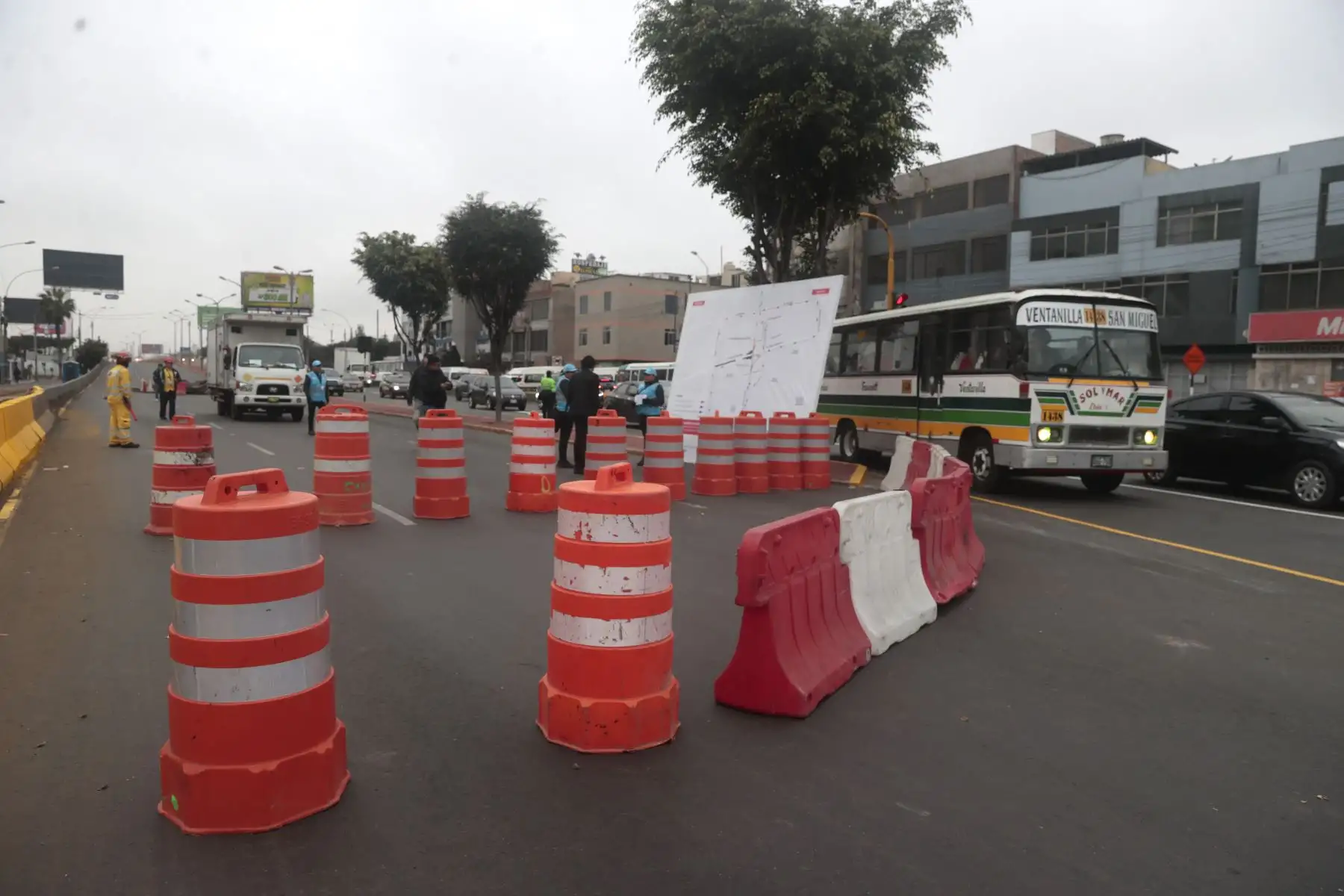 Se puso en marcha el plan de desvío vehicular aprobado por la Municipalidad Provincial del Callao, con motivo del inicio de obras de la estación Carmen de la Legua, correspondiente al ramal de la Línea 4 del Metro de Lima y Callao. Las obras se ejecutarán en la Av. Faucett, entre el Jr. Hipólito Unanue y la Calle Luna Pizarro. Foto: ANDINA/Vidal Tarqui