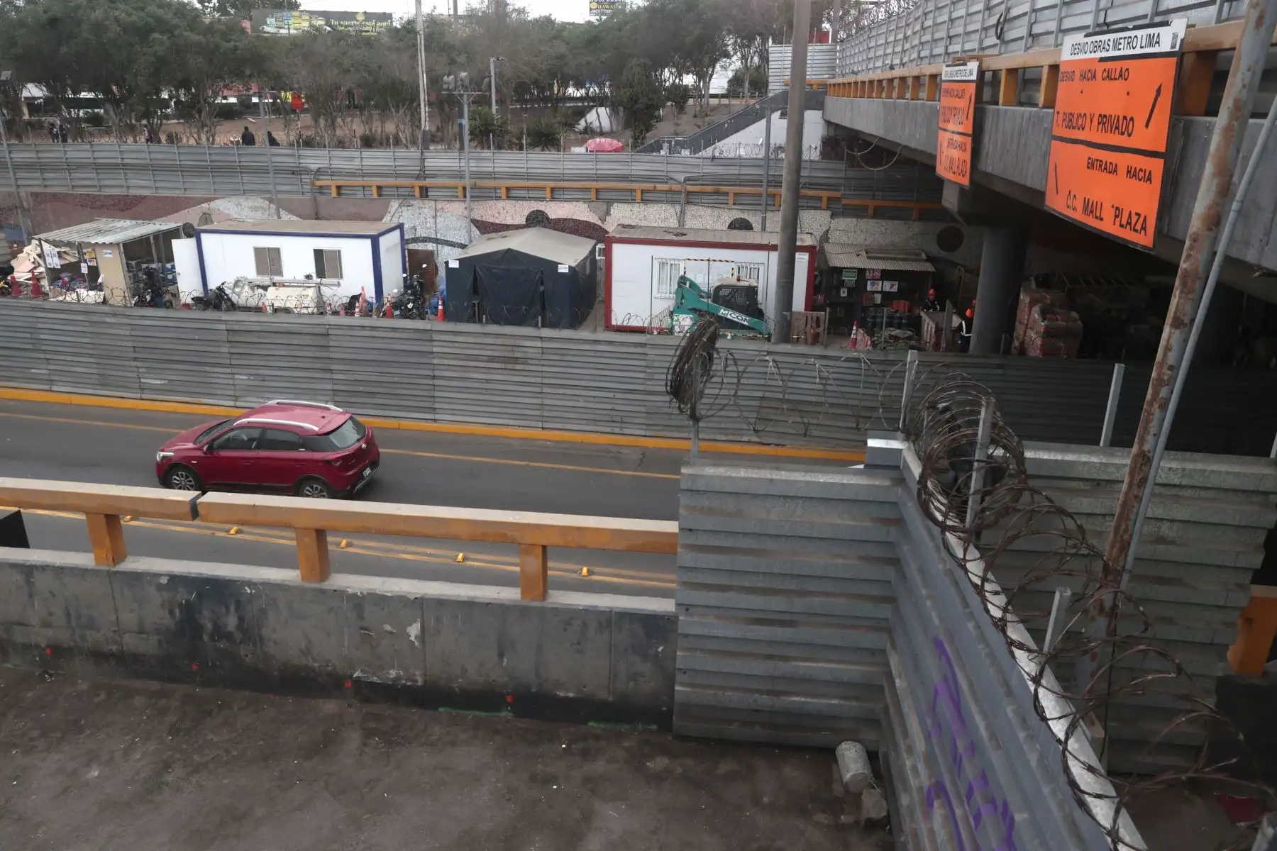 Desde ayer, domingo 17 de agosto, se puso en marcha el plan de desvío vehicular aprobado por la Municipalidad Provincial del Callao, con motivo del inicio de obras de la estación Carmen de la Legua (E4-8), correspondiente al ramal de la Línea 4 del Metro de Lima y Callao, informó la concesionaria.
Foto: ANDINA/Vidal Tarqui