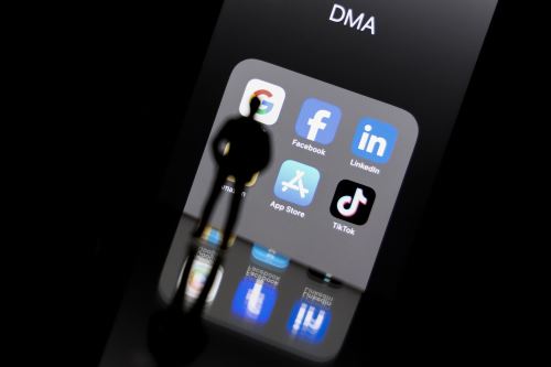 Tanto la Policía como la Fiscalía han notado un incremento de denuncias de suplantación de identidad donde hay evidencias del uso de inteligencia artificial, sobre todo para deepfakes. Foto: AFP