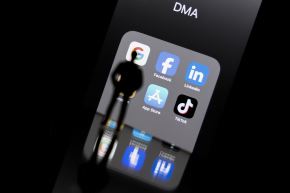 Tanto la Policía como la Fiscalía han notado un incremento de denuncias de suplantación de identidad donde hay evidencias del uso de inteligencia artificial, sobre todo para deepfakes. Foto: AFP