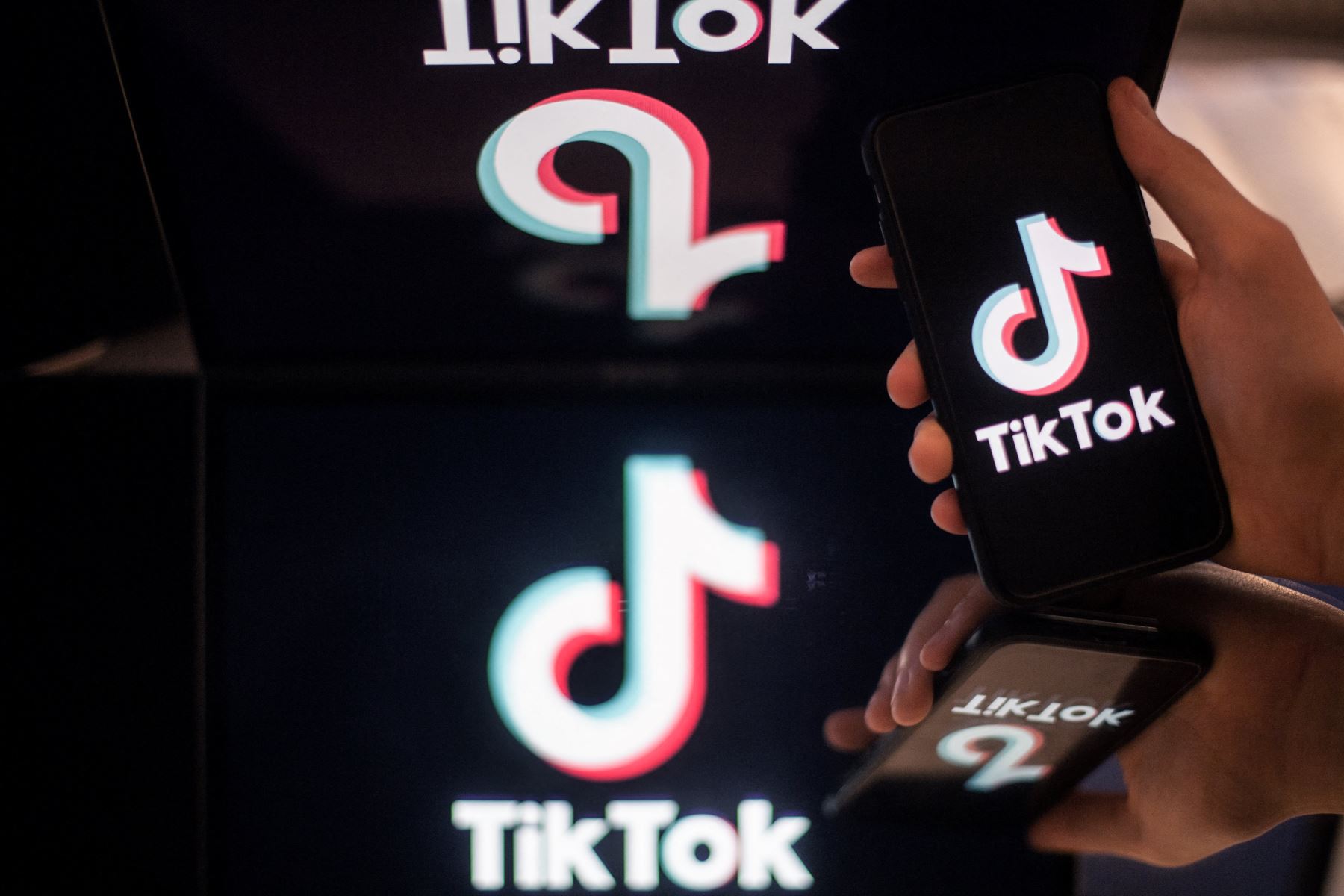 Tanto la Policía como la Fiscalía han notado un incremento de denuncias de suplantación de identidad donde hay evidencias del uso de inteligencia artificial, sobre todo para deepfakes. Foto: AFP