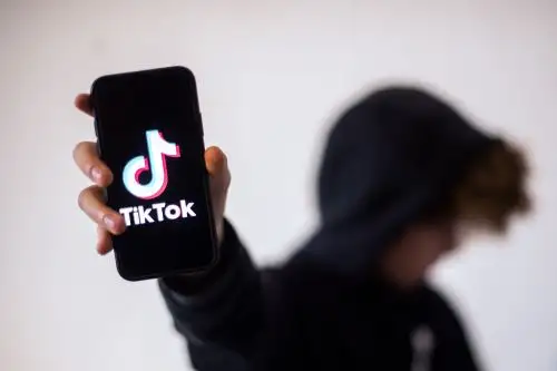 Esta fotografía, tomada en Mulhouse, este de Francia, el 19 de octubre de 2023, muestra el logo de la aplicación para compartir videos TikTok reflejado en espejo. Foto: AFP