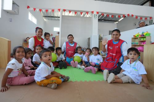 Personal de Cuna Más atendiendo a niños en Piura. Foto: ANDINA/Difusión
