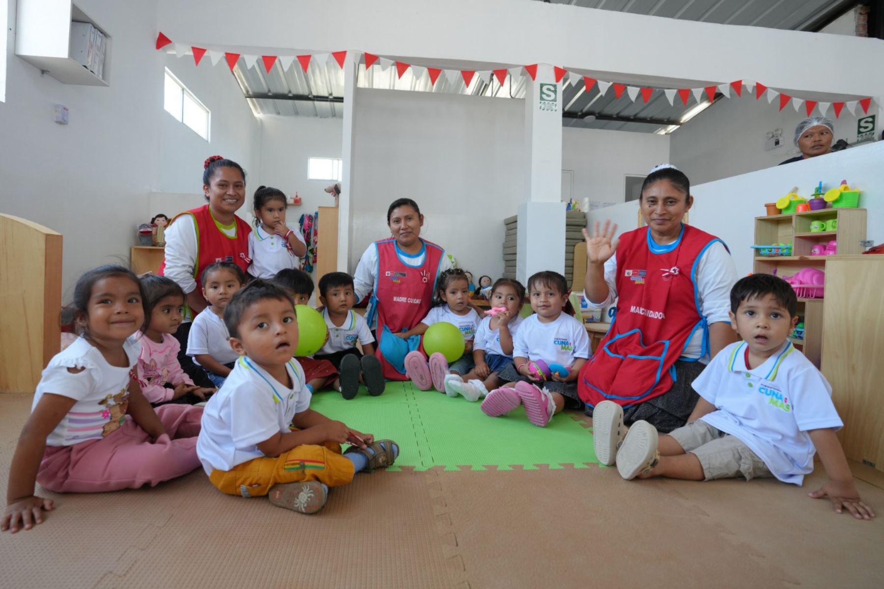 Personal de Cuna Más atendiendo a niños en Piura. Foto: ANDINA/difusión.