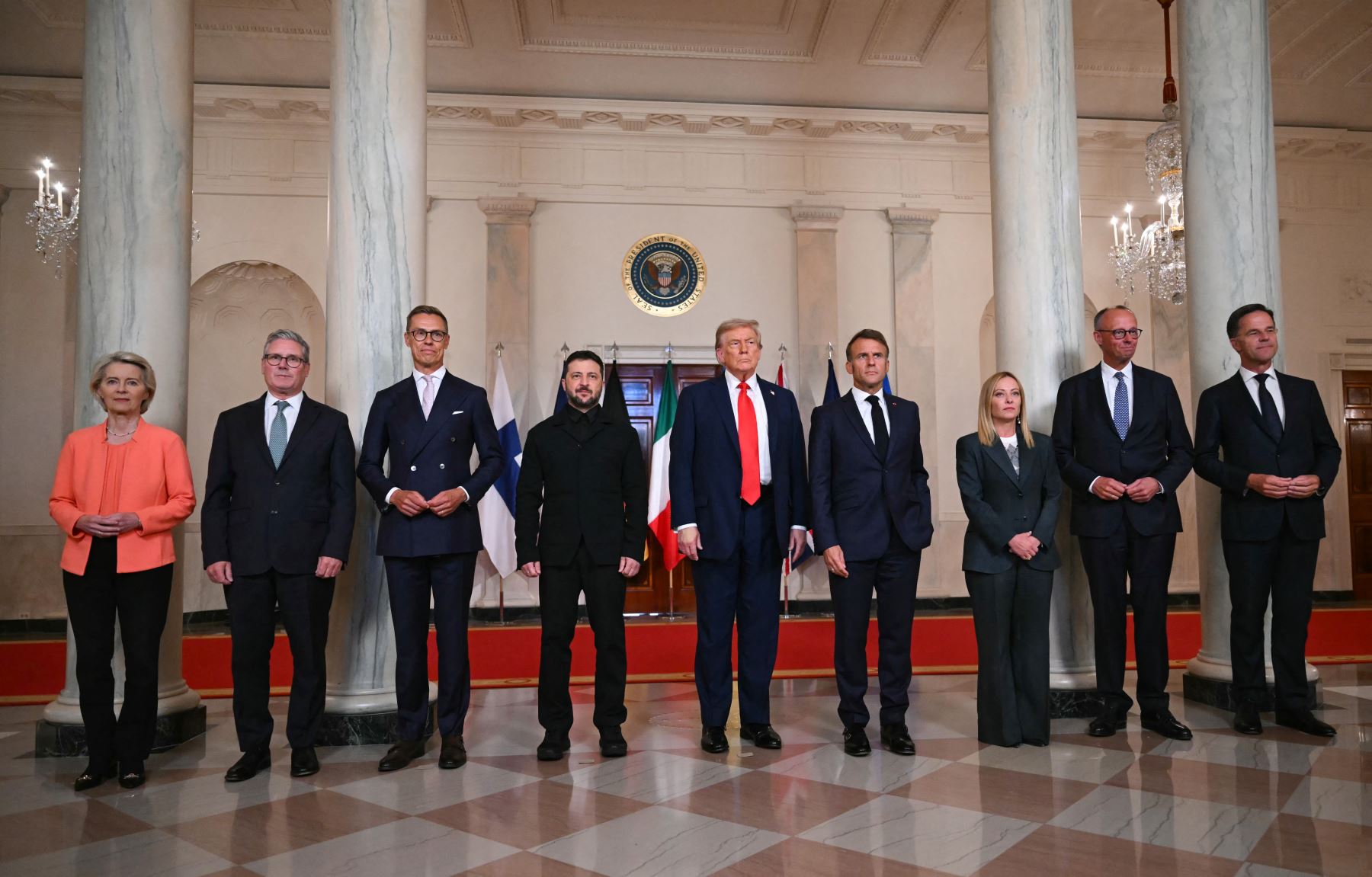 La presidenta de la Comisión Europea, Ursula von der Leyen, el primer ministro británico, Keir Starmer, el presidente finlandés, Alexander Stubb, el presidente ucraniano, Volodímir Zelenski, el presidente estadounidense, Donald Trump, el presidente francés, Emmanuel Macron, la primera ministra italiana, Giorgia Meloni, la canciller alemana, Friedrich Merz, y el secretario general de la OTAN, Mark Rutte, posan para una foto familiar en el Cross Hall de la Casa Blanca en Washington, D.C.  Los líderes europeos