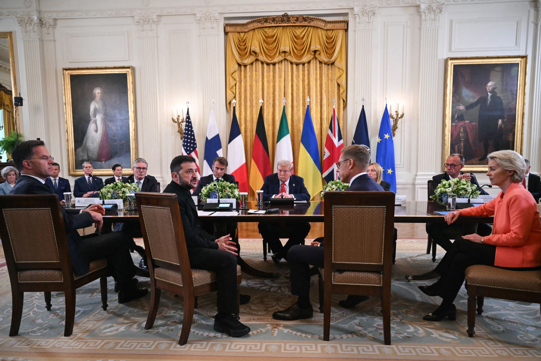 El secretario general Mark Rutte, el primer ministro británico Keir Starmer, el presidente ucraniano Volodymyr Zelensky, el presidente francés Emmanuel Macron, el presidente estadounidense Donald Trump, el presidente finlandés Alexander Stubb, la primera ministra italiana Giorgia Meloni, el canciller alemán Friedrich Merz y la presidenta de la Comisión Europea Ursula von der Leyen participan en una reunión en la Sala Este de la Casa Blanca en Washington, D.C. AFP