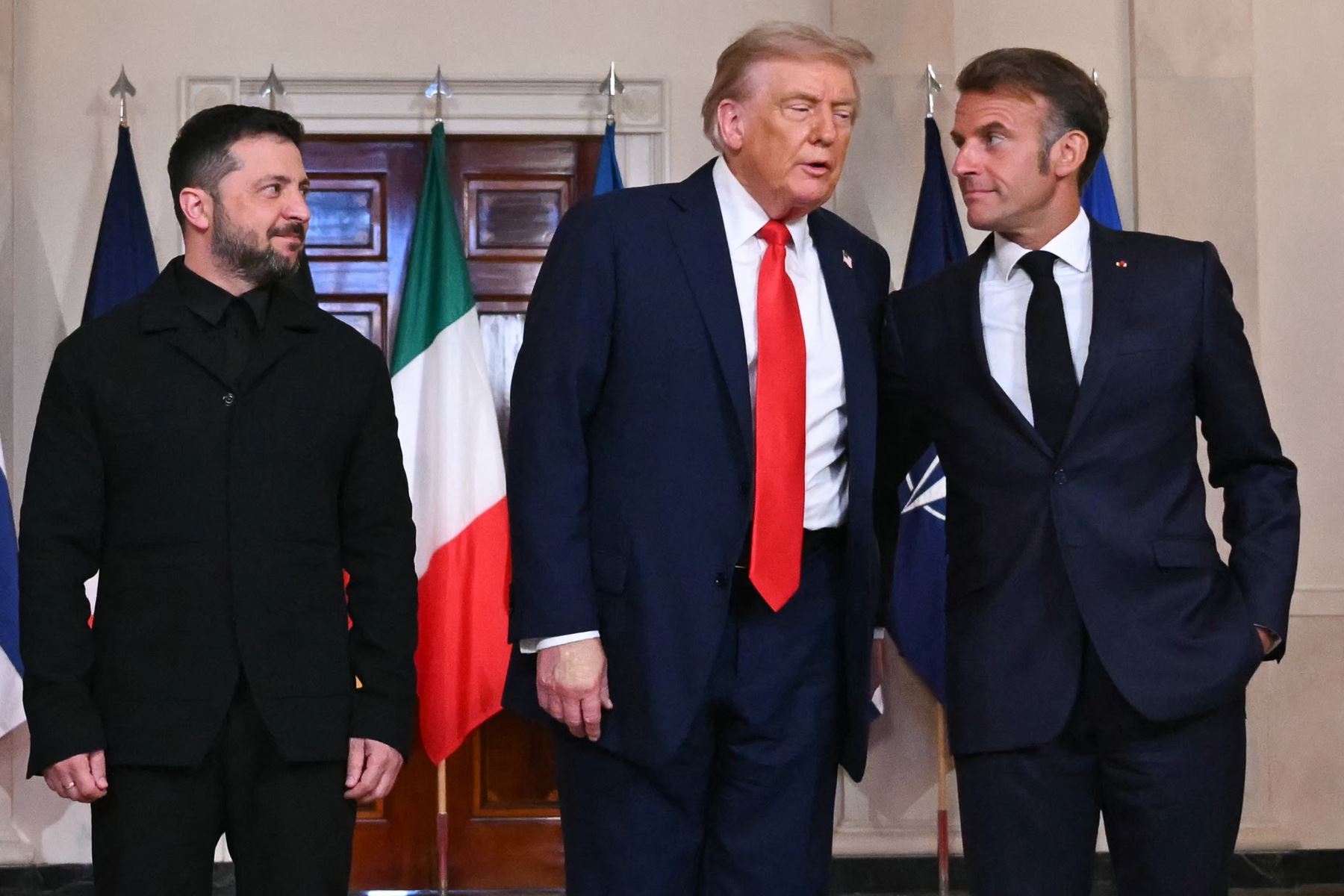El presidente ucraniano, Volodymyr Zelensky, el presidente estadounidense, Donald Trump, y el presidente francés, Emmanuel Macron, posan para una foto familiar con líderes europeos en el Cross Hall de la Casa Blanca en Washington, DC. AFP