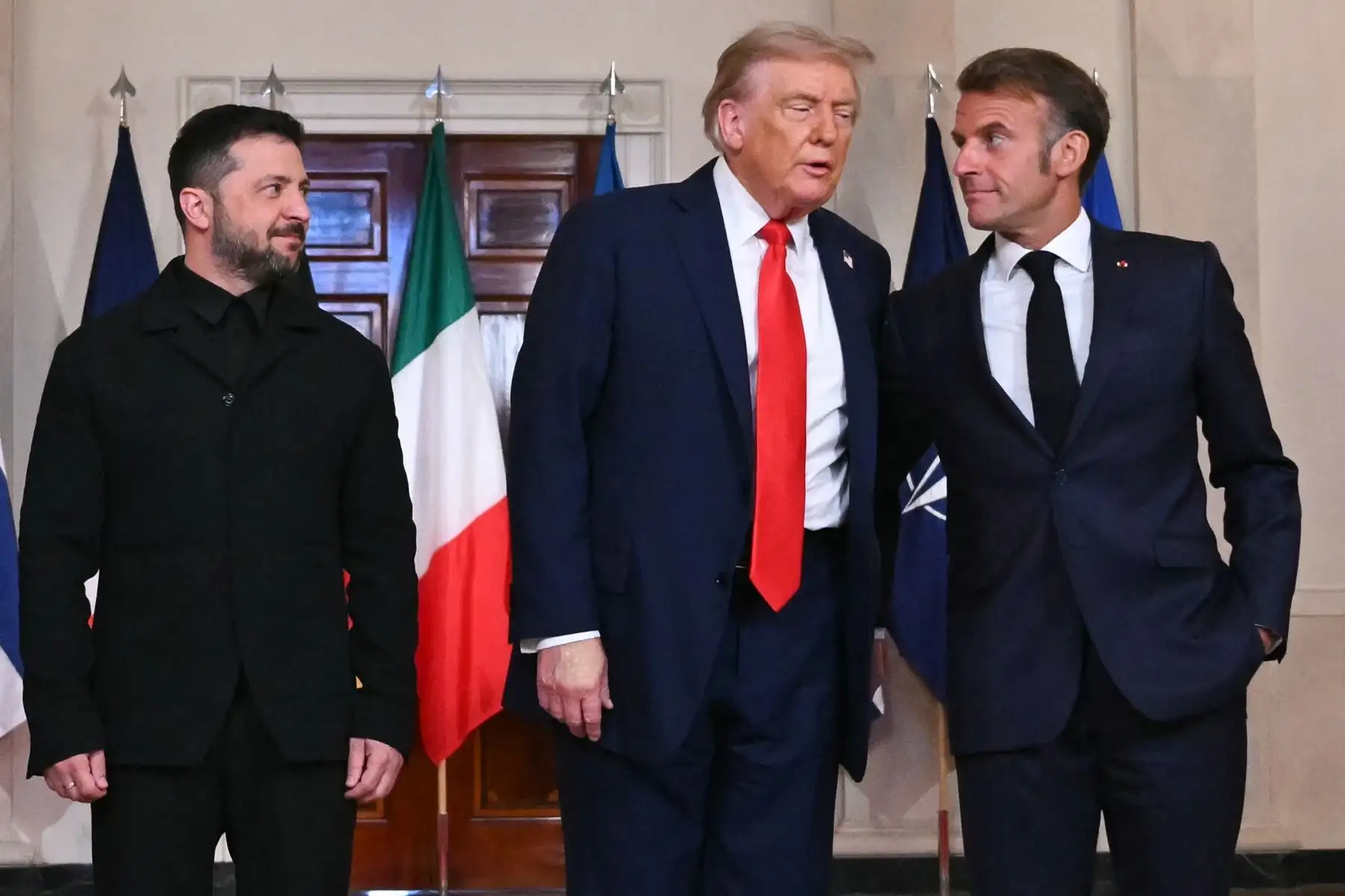 El presidente ucraniano, Volodymyr Zelensky, el presidente estadounidense, Donald Trump, y el presidente francés, Emmanuel Macron, posan para una foto familiar con líderes europeos en el Cross Hall de la Casa Blanca en Washington, DC. AFP