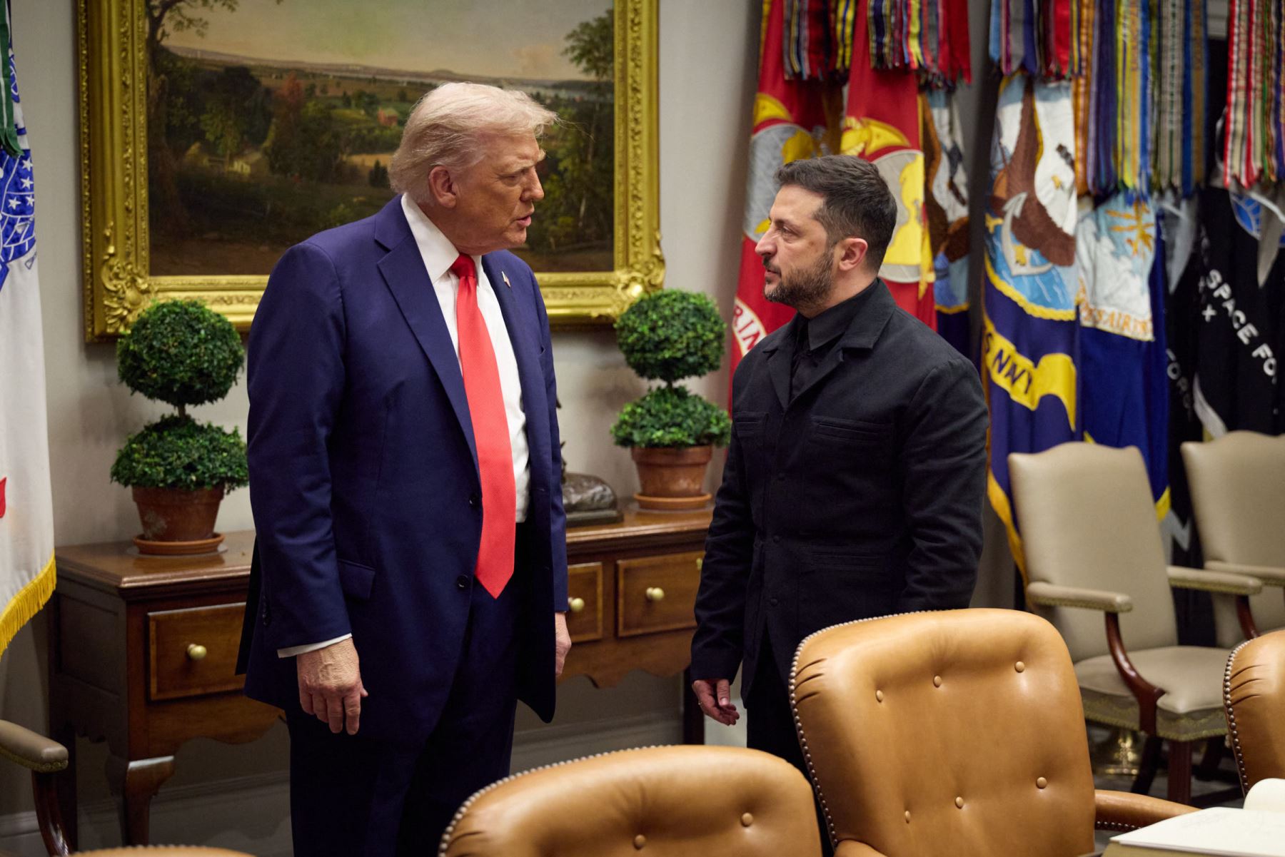 Presidente ucraniano, Volodímir Zelenski, durante su reunión con el presidente estadounidense, Donald Trump, en la Casa Blanca, en Washington, D. C. Líderes europeos se unen al presidente ucraniano, Volodímir Zelenski, en las conversaciones con el presidente estadounidense, Donald Trump. AFP