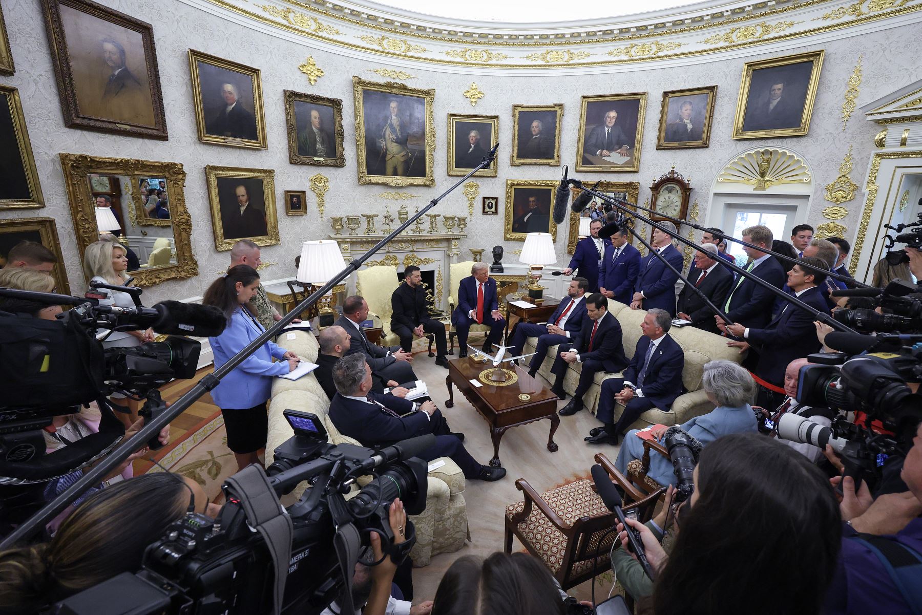 El presidente de Estados Unidos, Donald Trump, se reúne con el presidente ucraniano, Volodymyr Zelensky, en la Oficina Oval de la Casa Blanca. AFP