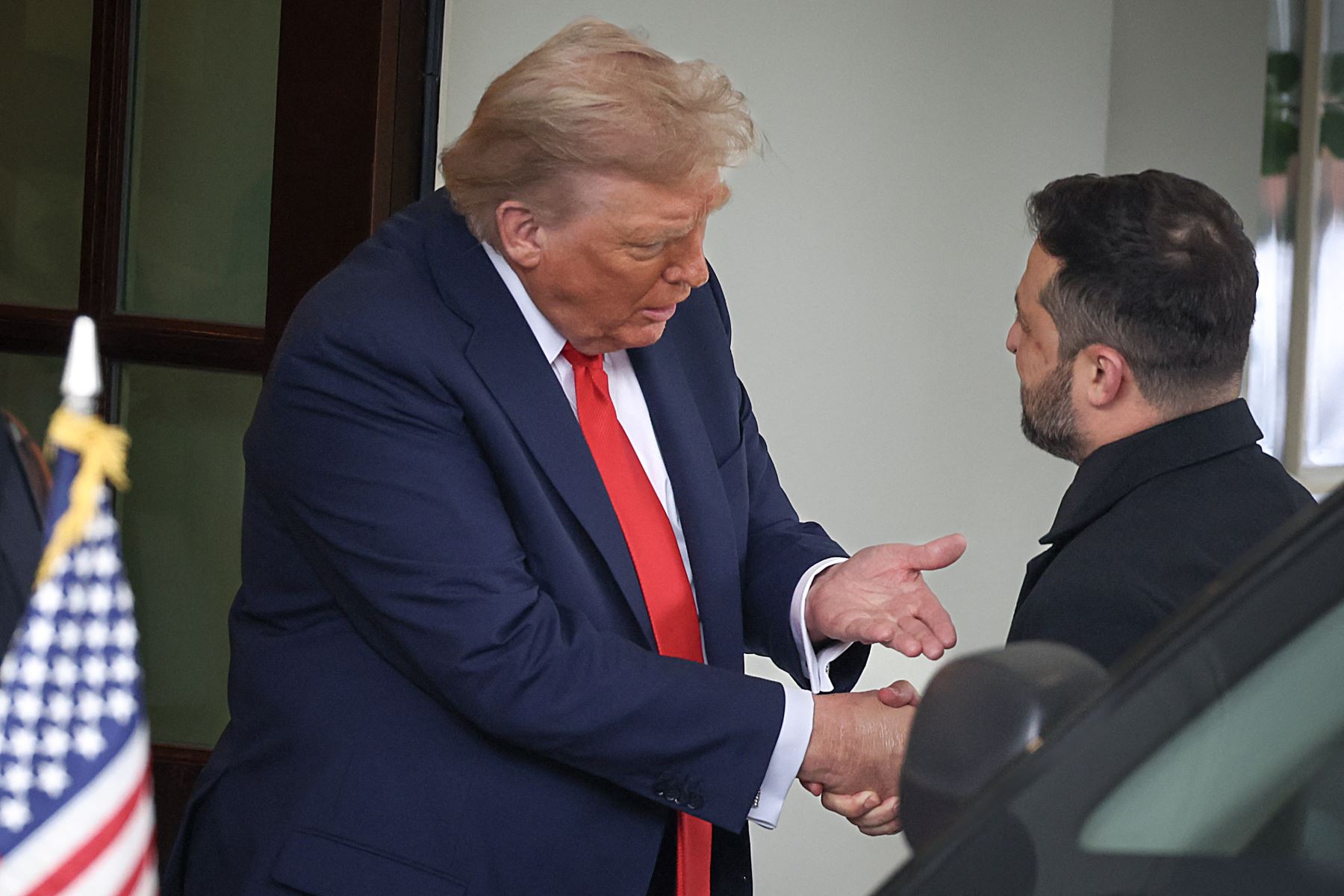 El presidente de Estados Unidos, Donald Trump, saluda al presidente ucraniano, Volodímir Zelenski, en la Casa Blanca en Washington, D. C. El presidente Trump recibe al presidente Zelenski en la Casa Blanca para una reunión bilateral y posteriormente una reunión ampliada con líderes europeos para debatir un acuerdo de paz entre Rusia y Ucrania. AFP