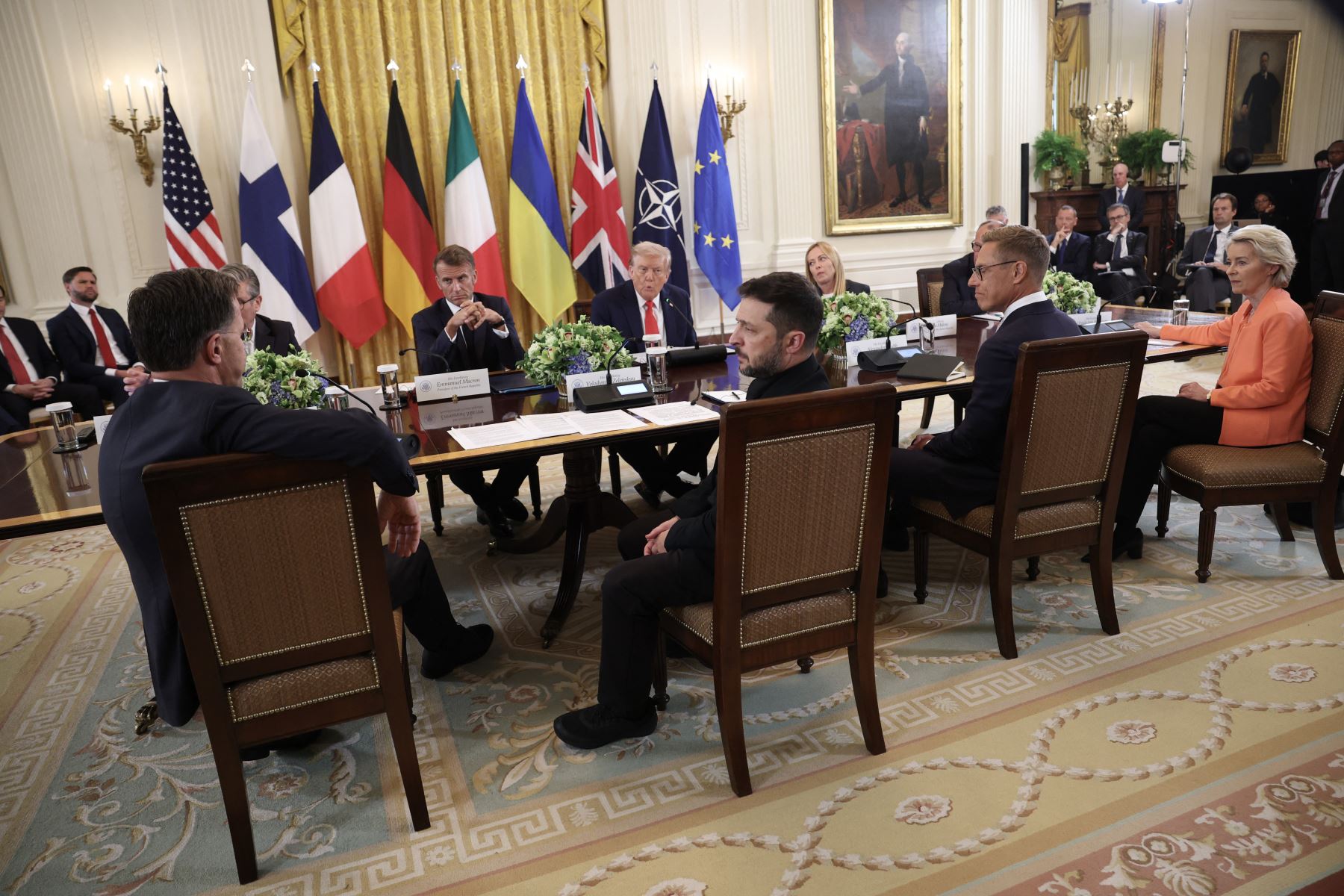 El presidente de Estados Unidos, Donald Trump, se reunió con el presidente ucraniano, Volodímir Zelenski; la presidenta de la Comisión Europea, Ursula von der Leyen; el secretario general de la OTAN, Mark Rutte; y otros líderes europeos en la Casa Blanca en Washington, D. C. El presidente Trump recibió al presidente Zelenski en la Casa Blanca para una reunión bilateral y una reunión ampliada con líderes europeos para debatir un acuerdo de paz entre Rusia y Ucrania. AFP