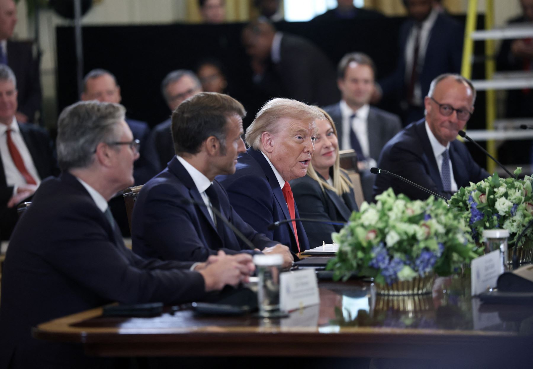 El presidente de Estados Unidos, Donald Trump, organiza una reunión con el presidente ucraniano, Volodymyr Zelensky, y líderes europeos, incluido el primer ministro británico, Keir Starmer, el presidente francés, Emmanuel Macron  la primera ministra italiana, Giorgia Meloni  y el canciller alemán, Friedrich Merz  en la Casa Blanca. AFP