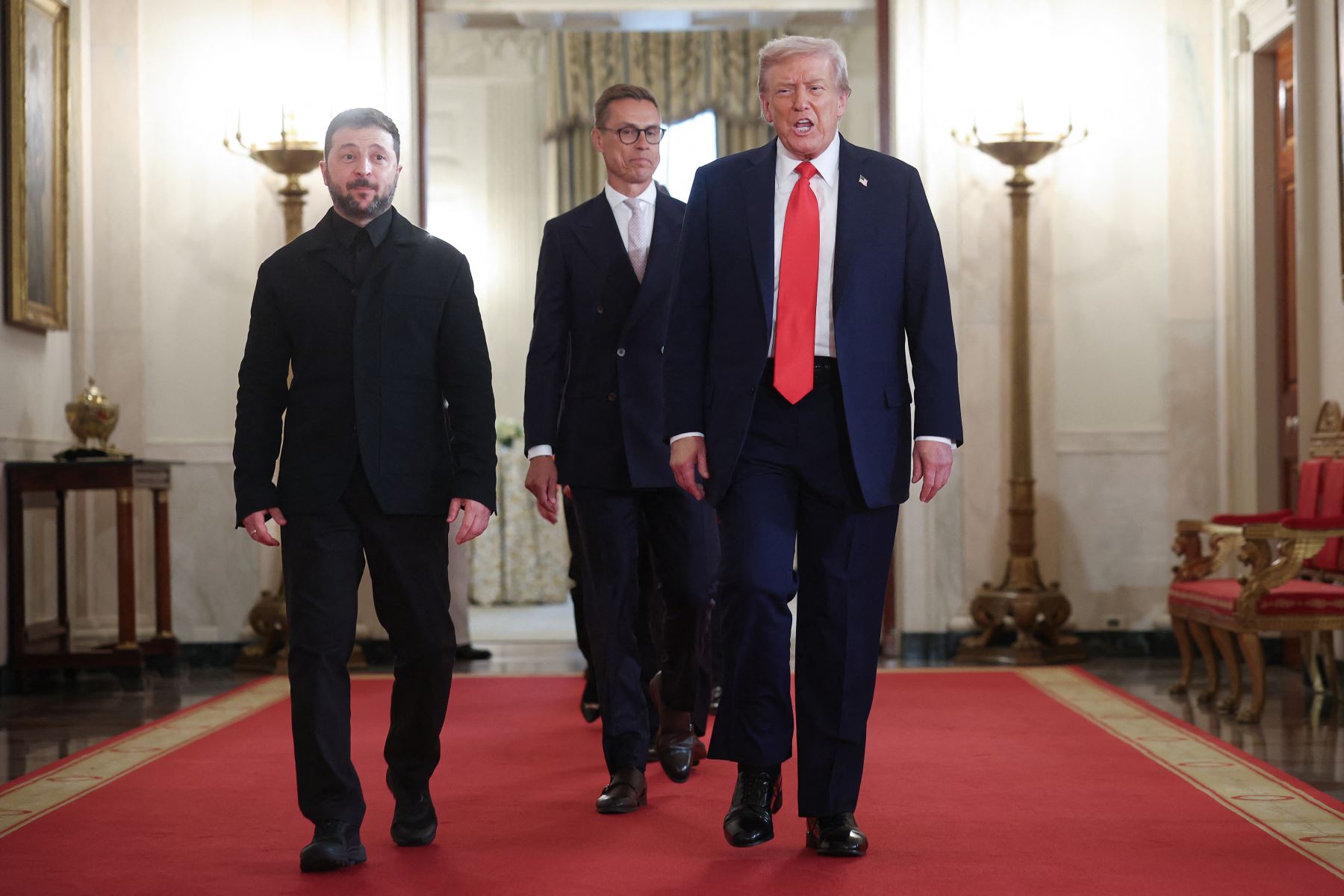 El presidente de Estados Unidos, Donald Trump, y el presidente ucraniano, Volodymyr Zelensky, llegan para una fotografía con líderes europeos, incluido el presidente finlandés, Alexander Stubb , luego de una reunión en la Oficina Oval de la Casa Blanca. AFP