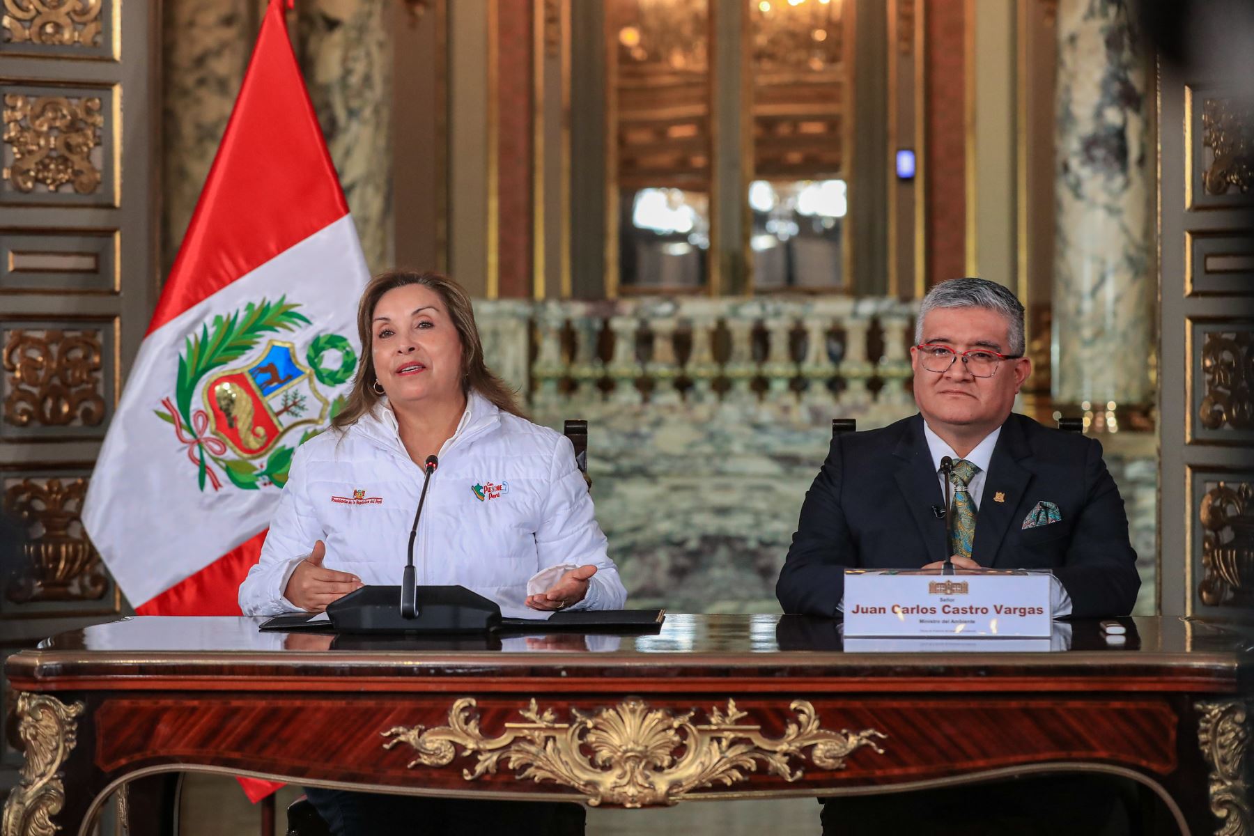 Presidenta Dina Boluarte acompaña al ministro del Ambiente, Juan Carlos Castro en la presentación de logros de su sector. Foto: ANDINA/Prensa Presidencia