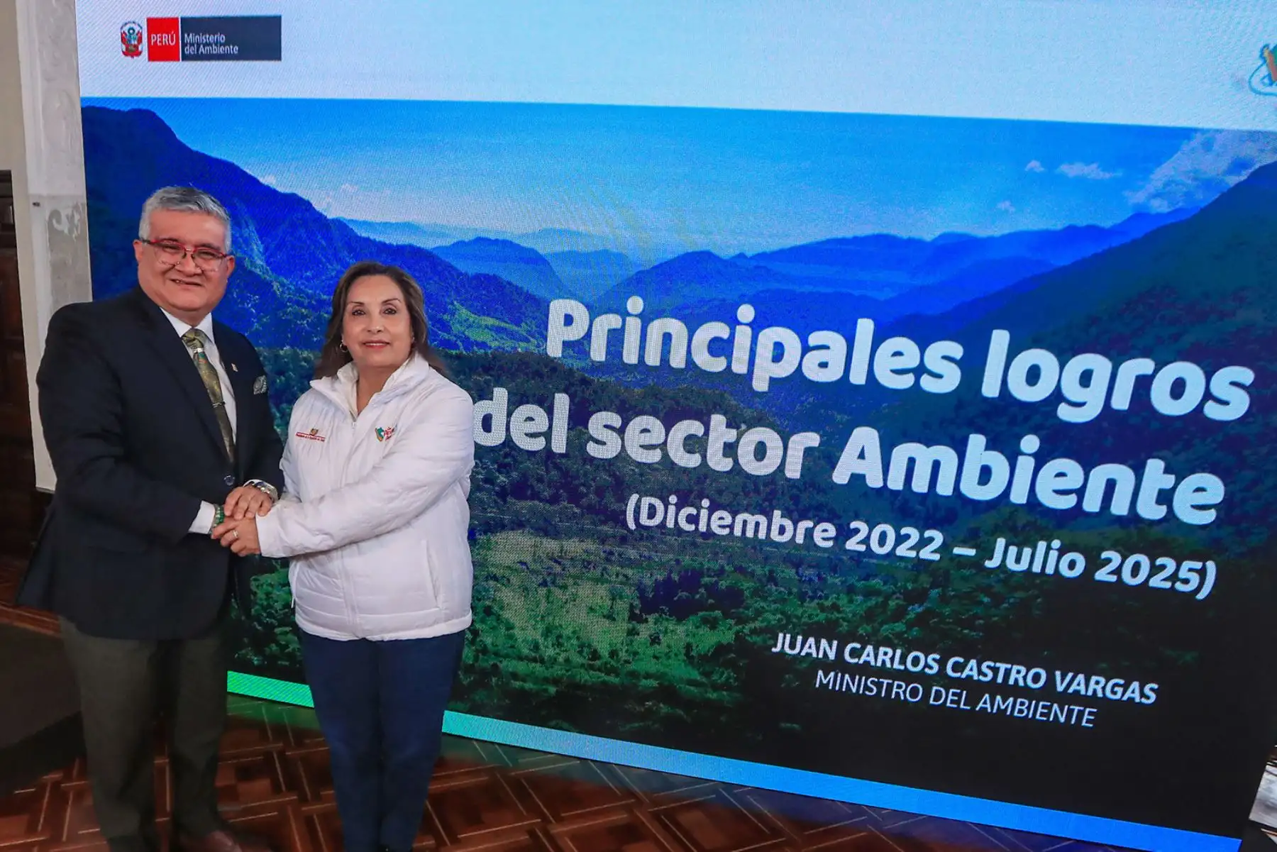 Presidenta Dina Boluarte acompaña al ministro del Ambiente, Juan Carlos Castro en la presentación de logros de su sector. Foto: ANDINA/Prensa Presidencia