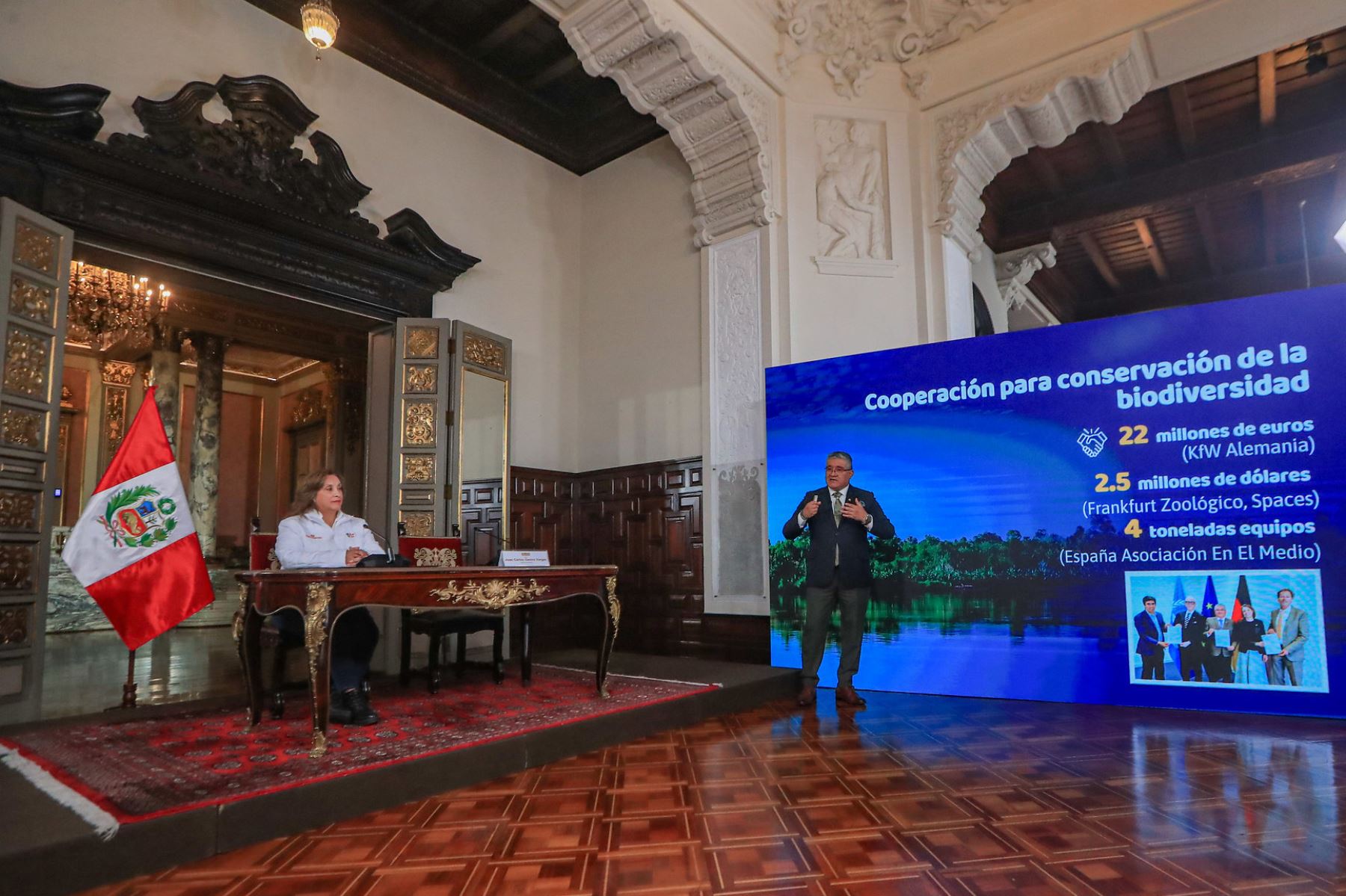 Presidenta Dina Boluarte acompaña al ministro del Ambiente, Juan Carlos Castro en la presentación de logros de su sector. Foto: ANDINA/Prensa Presidencia