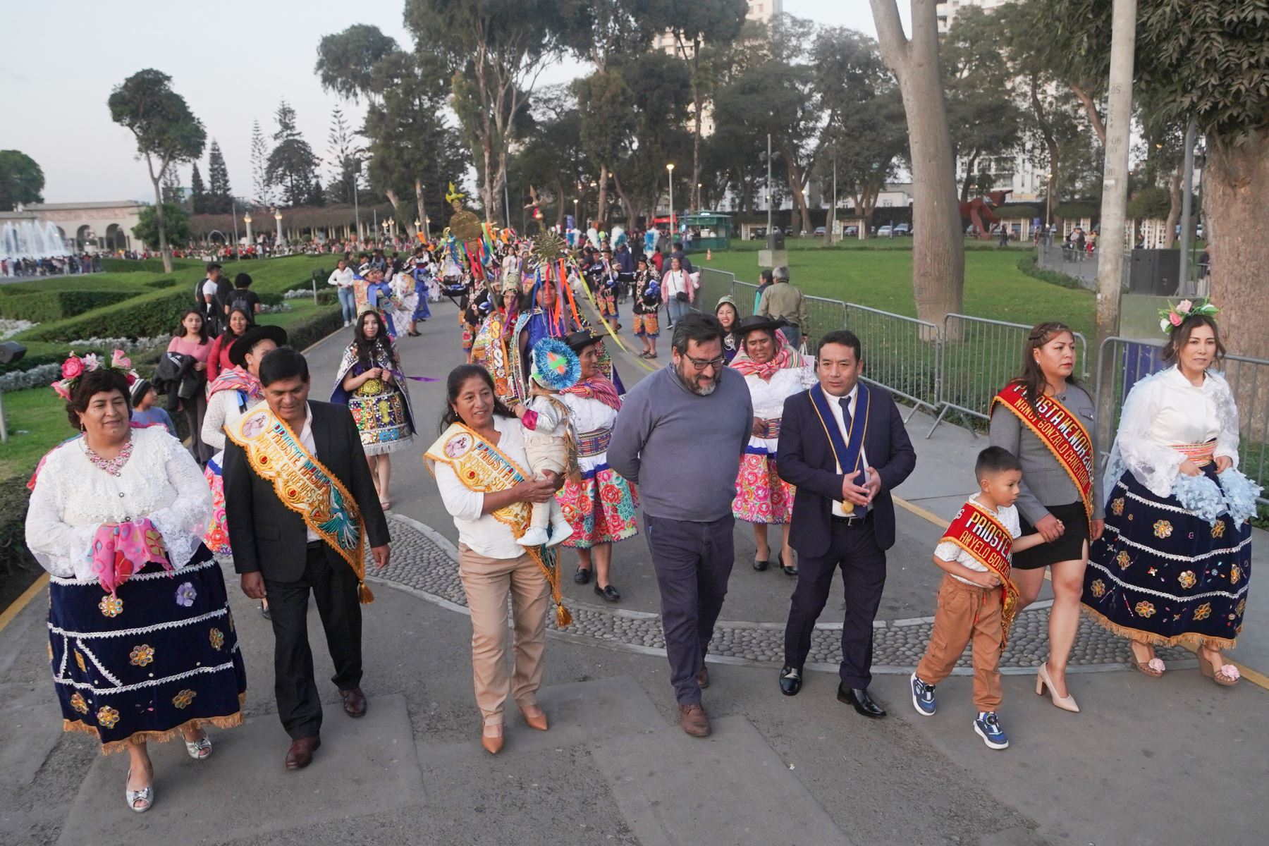 La gran comparsa estuvo liderada por el Apu Inca, la Colla, el Carachaqui y la Chonguinada, todos ellos naturales de Sapallanga-Huancayo, además de las autoridades regionales y Priostes Mayor y Menor (Mayordomos). Foto: ANDINA/Difusión