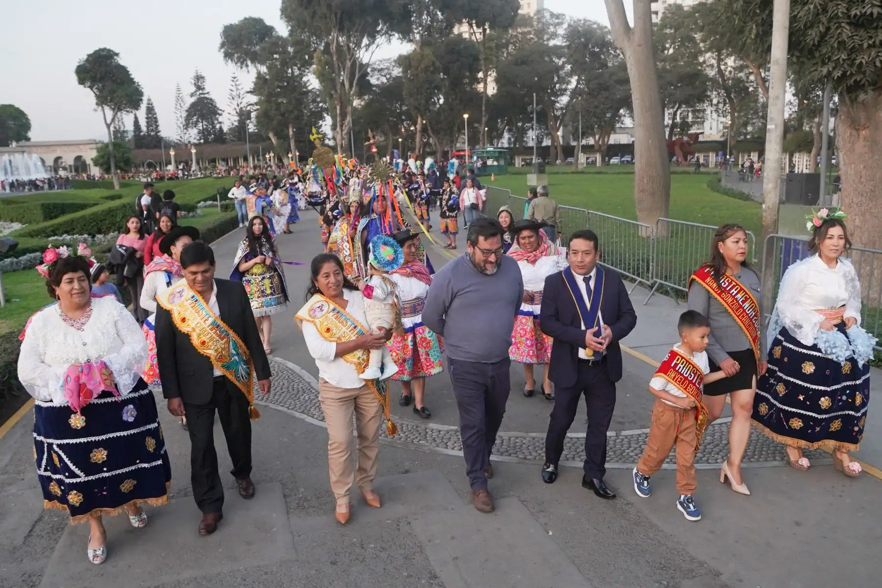 La gran comparsa estuvo liderada por el Apu Inca, la Colla, el Carachaqui y la Chonguinada, todos ellos naturales de Sapallanga-Huancayo, además de las autoridades regionales y Priostes Mayor y Menor (Mayordomos). Foto: ANDINA/Difusión