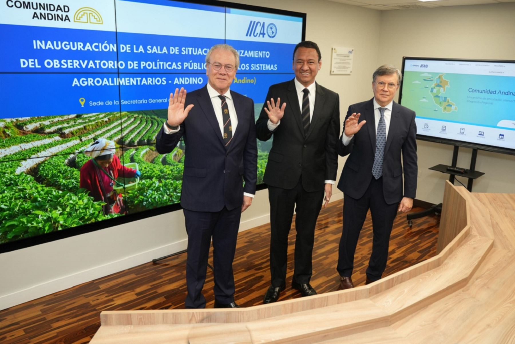 El Secretario General de la Comunidad Andina, embajador Gonzalo Gutiérrez; el ministro de Desarrollo Agrario y Riego, Angel Manero y el Director General del IICA,Manuel Otero, en la inaguración del observatorio de políticas agrícolas de países de la Comunidad Andina. Foto: Cortesía.