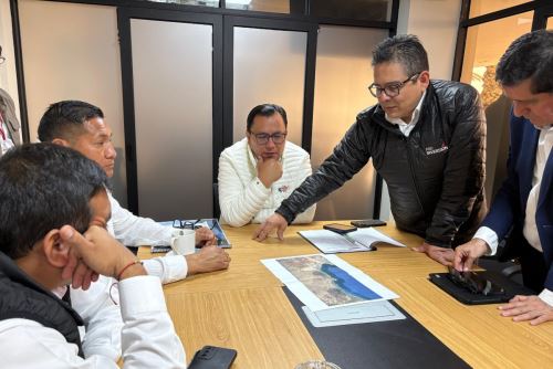 Director ejecutivo de ProInversión, Luis Del Carpio, explica los alcances del proyecto del Parque Industrial de Ancón y la planta desaladora para Lima Norte. Foto: Cortesía.