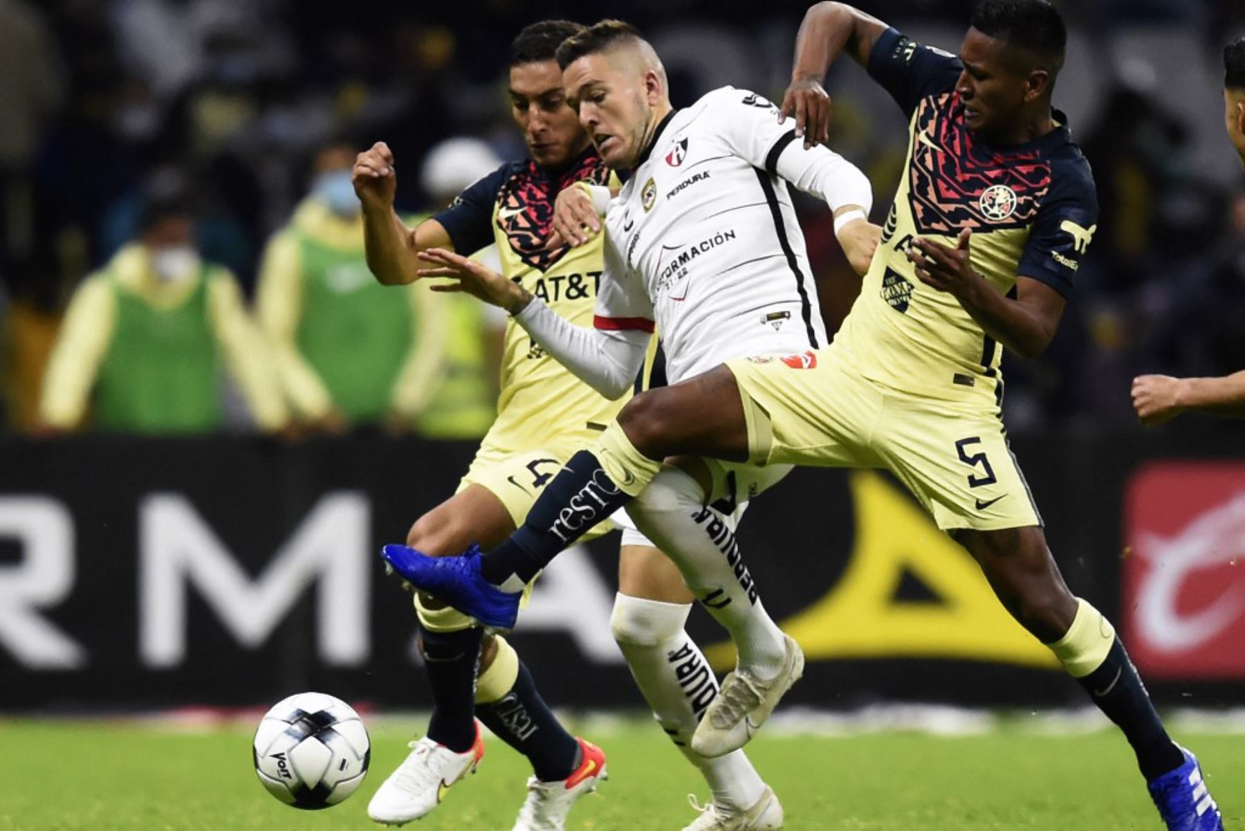 Aldo Rocha de Atlas y Pedro Aquino de Santos Laguna disputan el balón durante su partido del Clausura en el estadio Jalisco de Guadalajara, Jalisco, México, el 4 de febrero de 2024. Foto: AFP