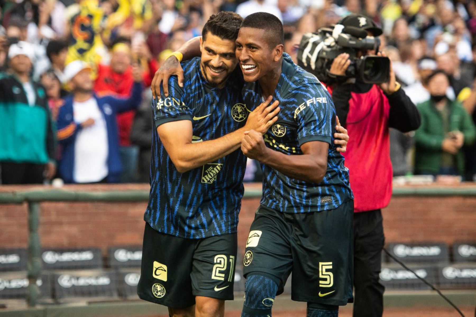El mediocampista peruano del América, Pedro Aquino Sánchez, celebra tras anotar un gol en la primera mitad del partido amistoso internacional entre el Real Madrid y el América en el estadio Oracle Park en San Francisco, California, el 26 de julio de 2022. Foto: AFP
