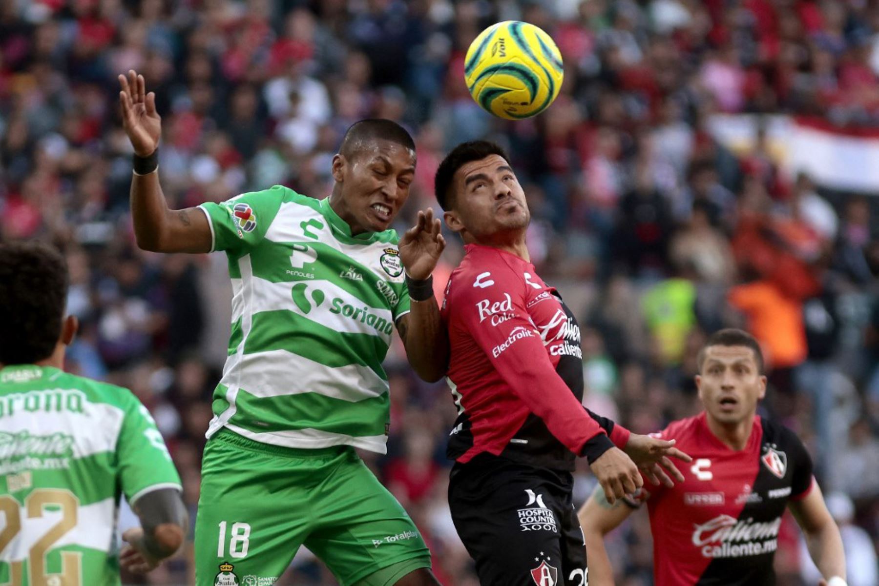 Pedro Aquino de León salta por el balón con Jesús Molina de Guadalajara durante el partido de vuelta de los cuartos de final del torneo Guard1anes en el Estadio Nou Camp de León, Guanajuato, México, el 5 de diciembre de 2020. Foto: AFP