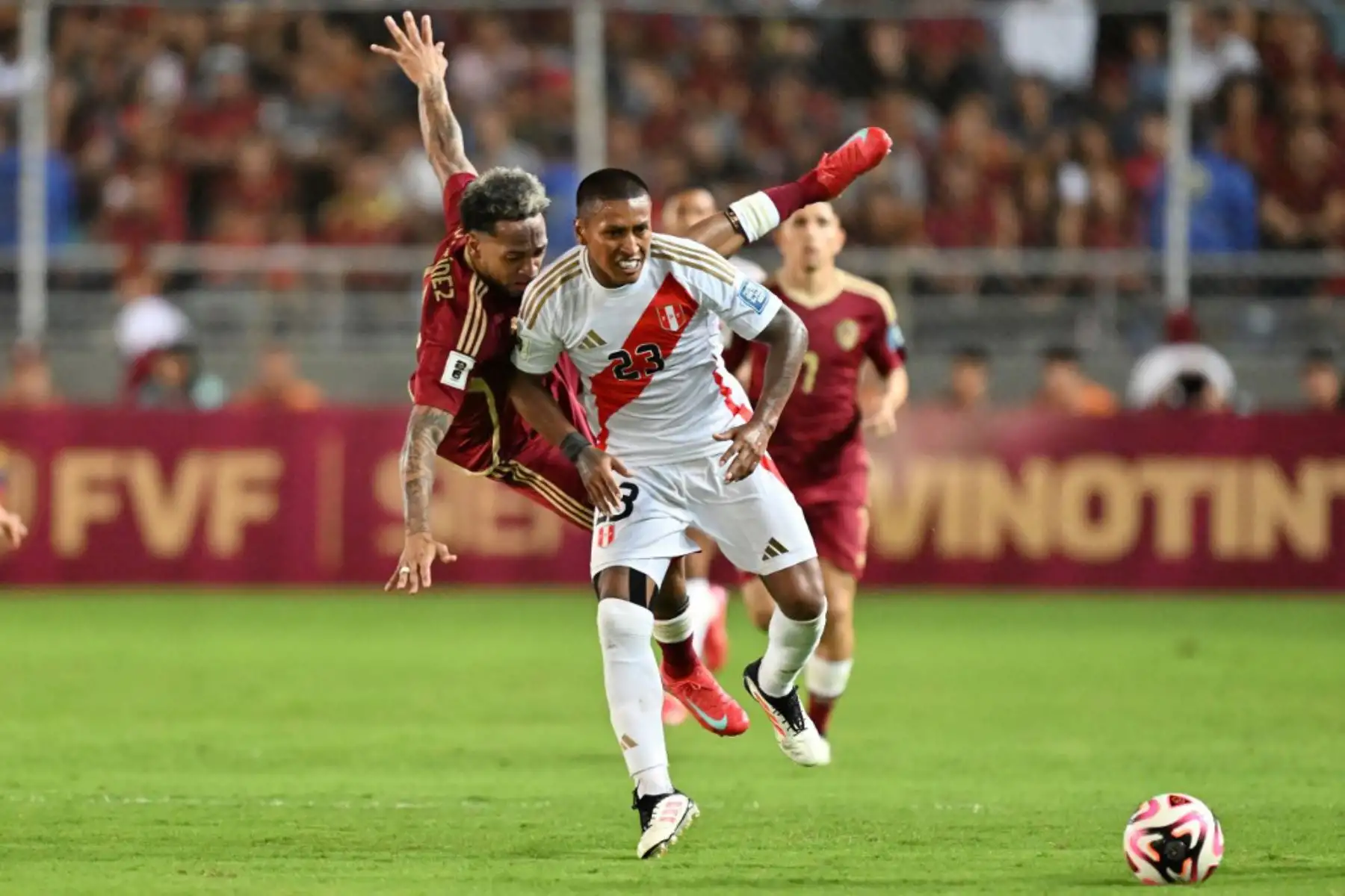 El mediocampista peruano Pedro Aquino disputa el balón durante el partido de las eliminatorias sudamericanas al Mundial de la FIFA 2026 entre Venezuela y Perú, Foto: AFP
