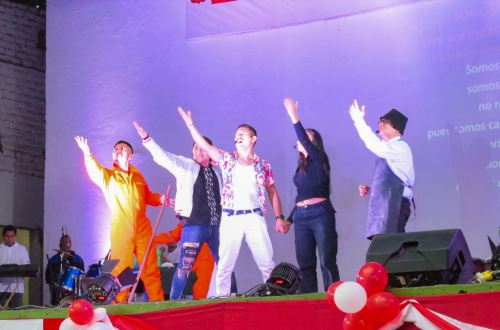 Musical "Bajo Presión Express" presentaron internos del penal de Lurigancho.