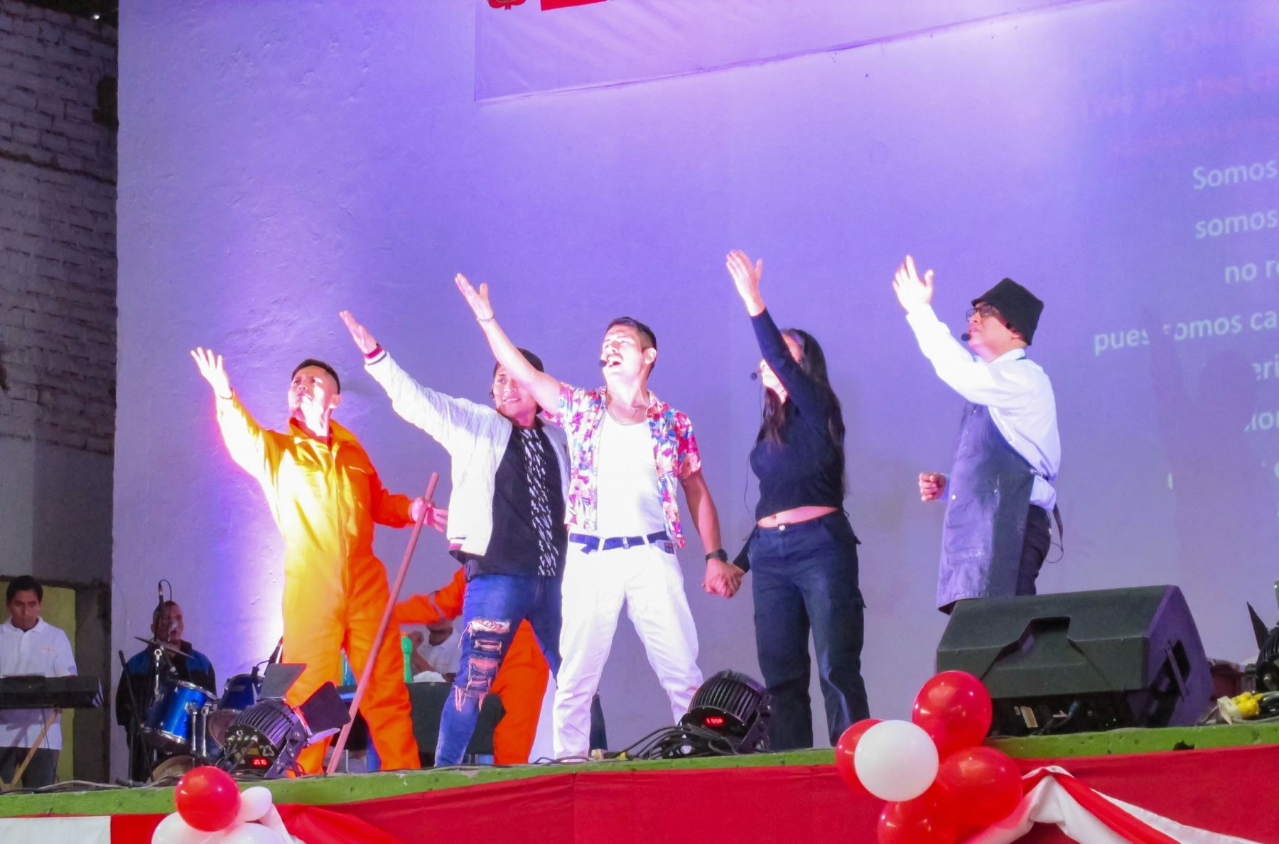 Musical "Bajo Presión Express" presentaron internos del penal de Lurigancho.