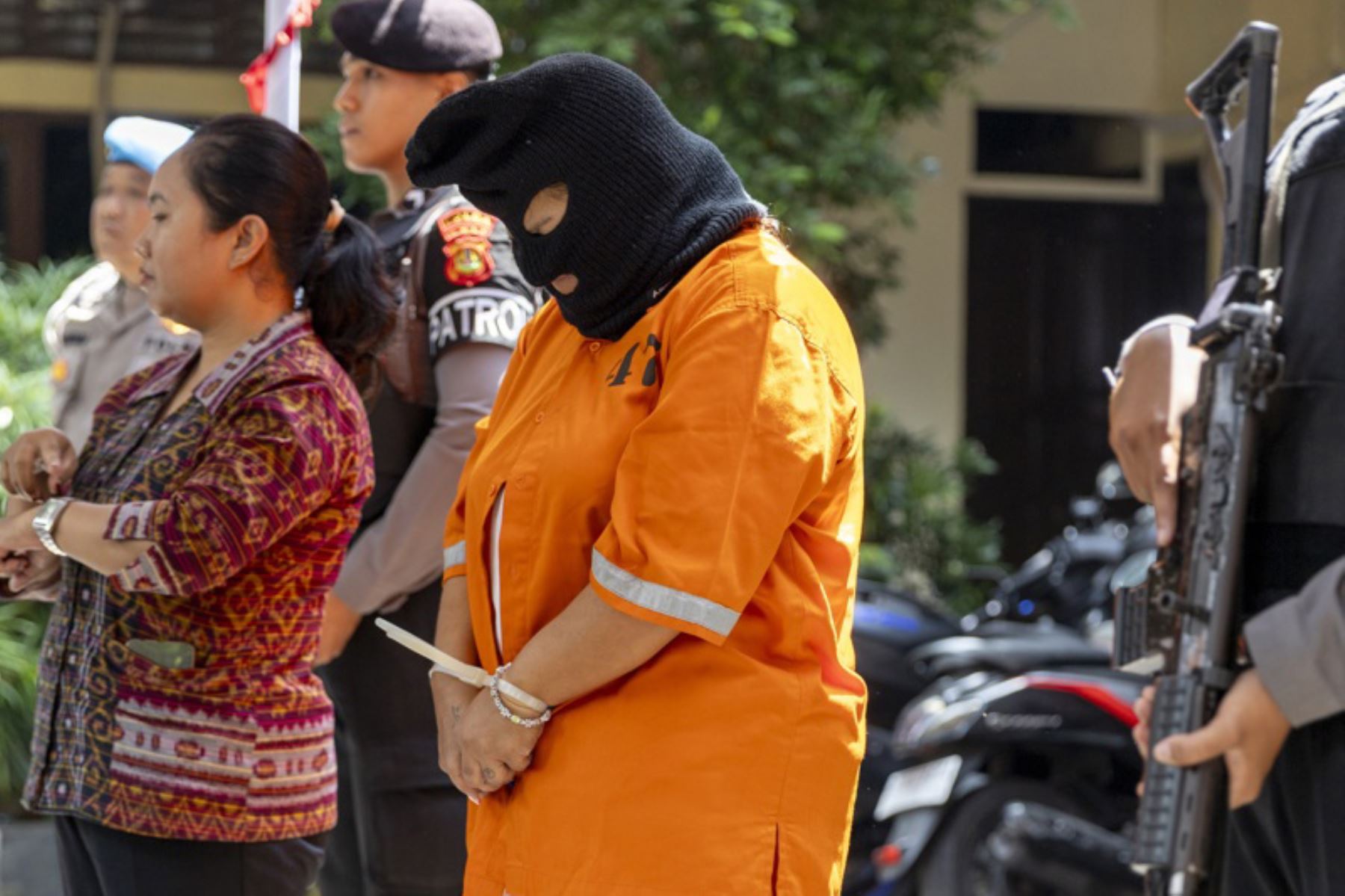 Una peruana, identificada con las iniciales NS, es escoltada durante una conferencia de prensa en la comisaría de Bali, en Denpasar, Bali, Indonesia, el 19 de agosto de 2025. NS fue arrestada por presunto tráfico de drogas. Foto: EFE