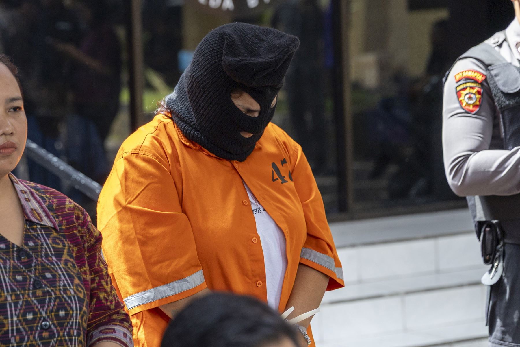 Una peruana, identificada con las iniciales NS, es escoltada durante una conferencia de prensa en la comisaría de Bali, en Denpasar, Bali, Indonesia, el 19 de agosto de 2025. NS fue arrestada por presunto tráfico de drogas. Foto: EFE