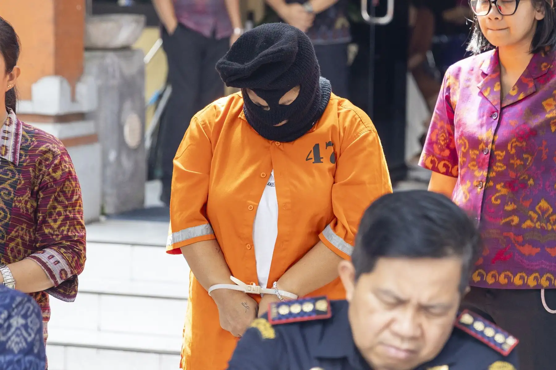 Una peruana, identificada con las iniciales NS, es escoltada durante una conferencia de prensa en la comisaría de Bali, en Denpasar, Bali, Indonesia, el 19 de agosto de 2025. NS fue arrestada por presunto tráfico de drogas. Foto: EFE