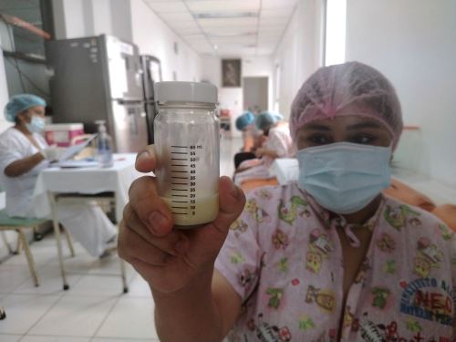 Yhomira Gonzales es madre de gemelos prematuros y cada día se dirige al banco de leche para donar su leche materna desde las 8:00 a. m. hasta las 5:00 p. m. Foto: ANDINA/Dany Seminario