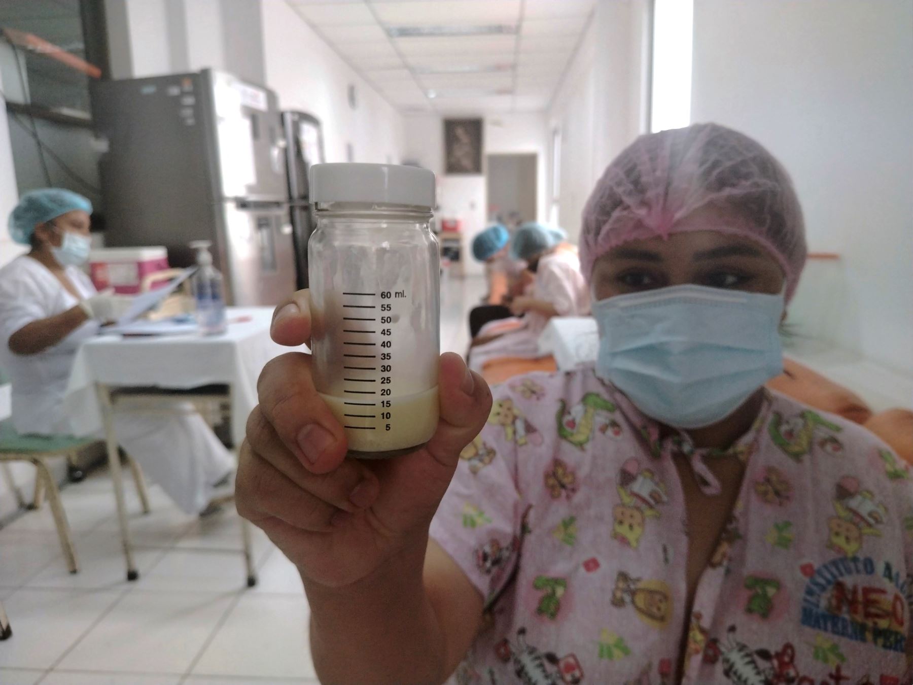 Yhomira Gonzales es madre de gemelos prematuros y cada día se dirige al banco de leche para donar su leche materna desde las 8:00 a. m. hasta las 5:00 p. m. Foto: ANDINA/Dany Seminario