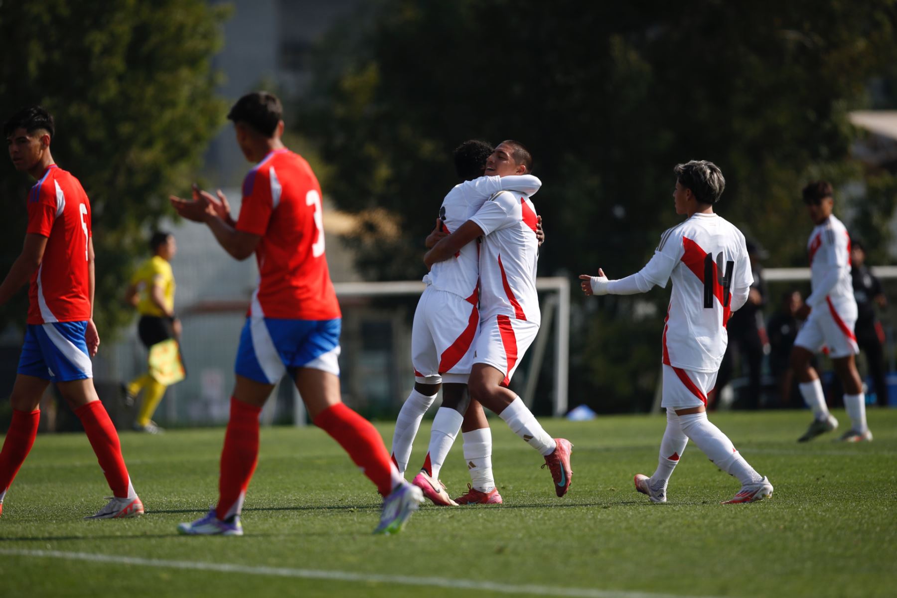 La selección peruana Sub-16 celebró su triunfo ante Chile en el primer amistoso disputado en el Complejo Deportivo Quilín de Santiago.