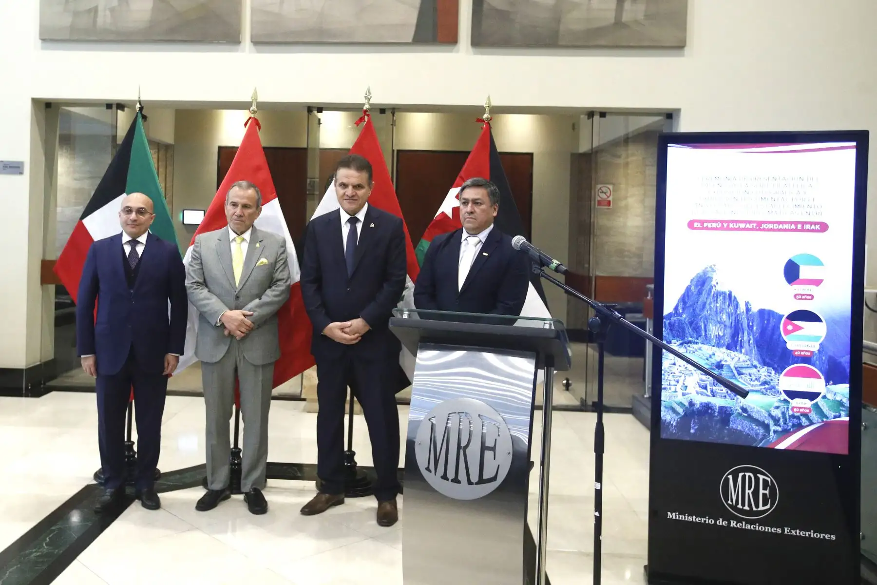 El Ministro de Relaciones Exteriores, embajador Elmer Schialer Salcedo  participa en la  inauguración de la exposición fotográfica-documental y presentación de la serie filatélica alusiva al aniversario del establecimiento de relaciones diplomáticas entre el Perú y el Estado de Kuwait , el Reino Hachemita de Jordania y la República de Irak.
Foto: ANDINA/Eddy Ramos