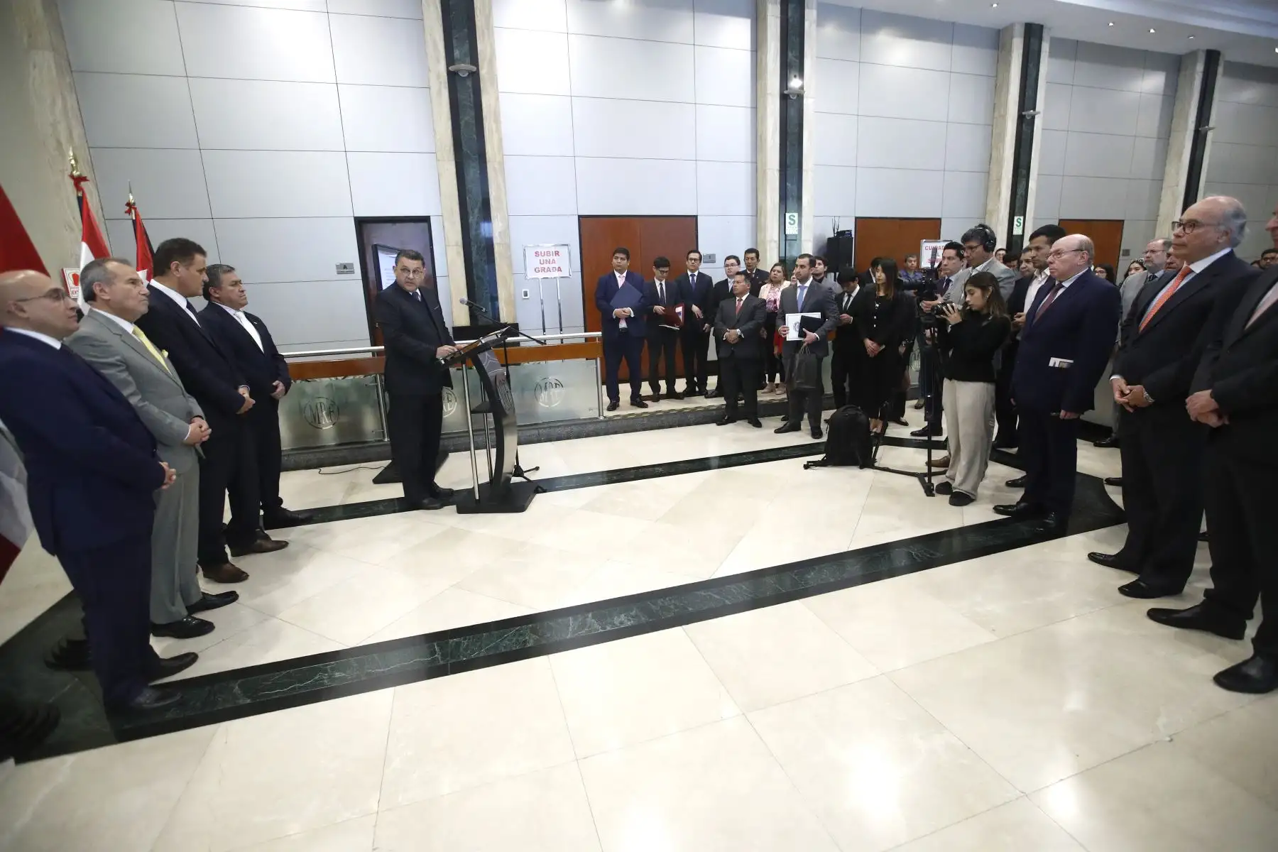 El Ministro de Relaciones Exteriores, embajador Elmer Schialer Salcedo  participa en la  inauguración de la exposición fotográfica-documental y presentación de la serie filatélica alusiva al aniversario del establecimiento de relaciones diplomáticas entre el Perú y el Estado de Kuwait , el Reino Hachemita de Jordania y la República de Irak.
Foto: ANDINA/Eddy Ramos